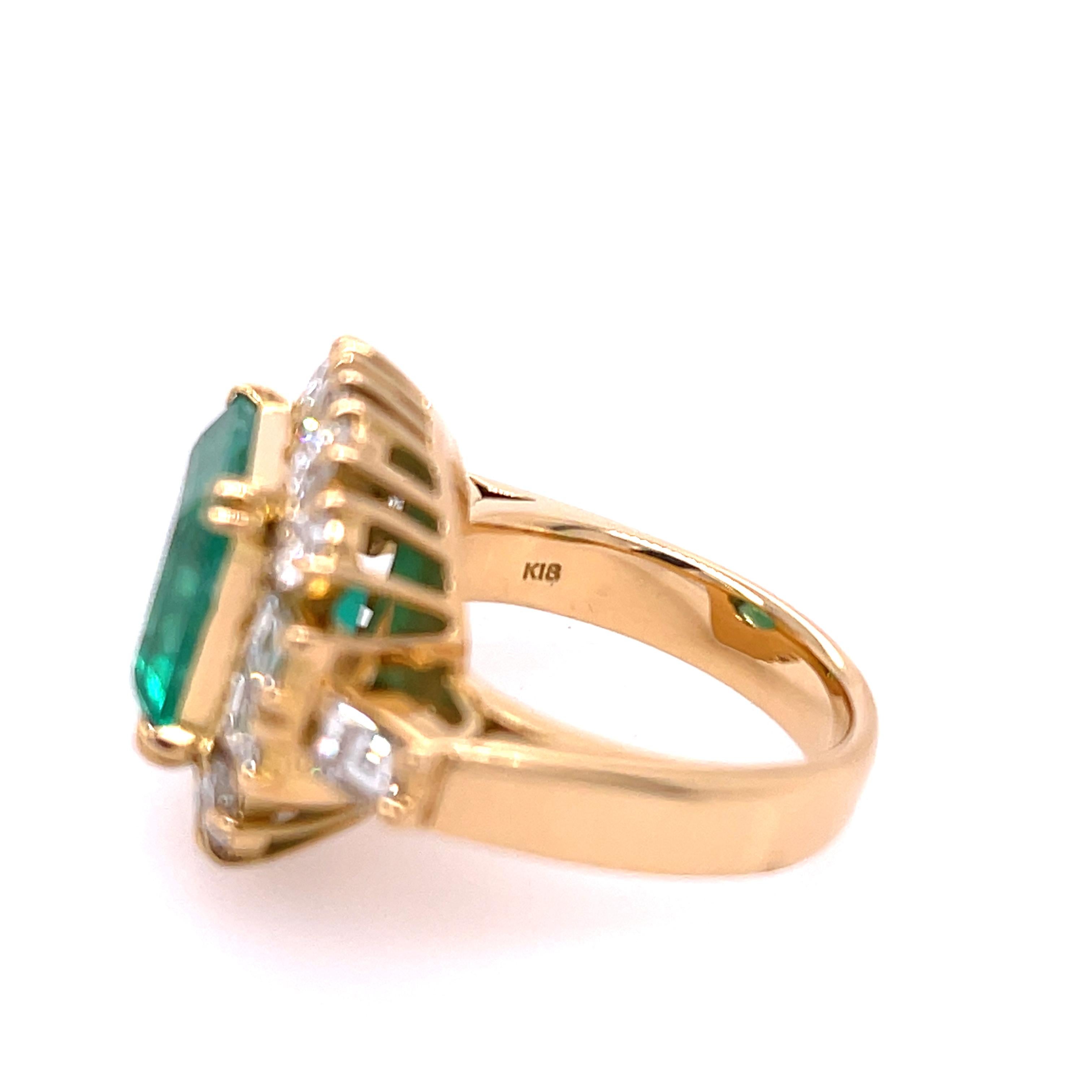 Emerald & Diamond Yellow Gold Ring In Good Condition For Sale In Dallas, TX