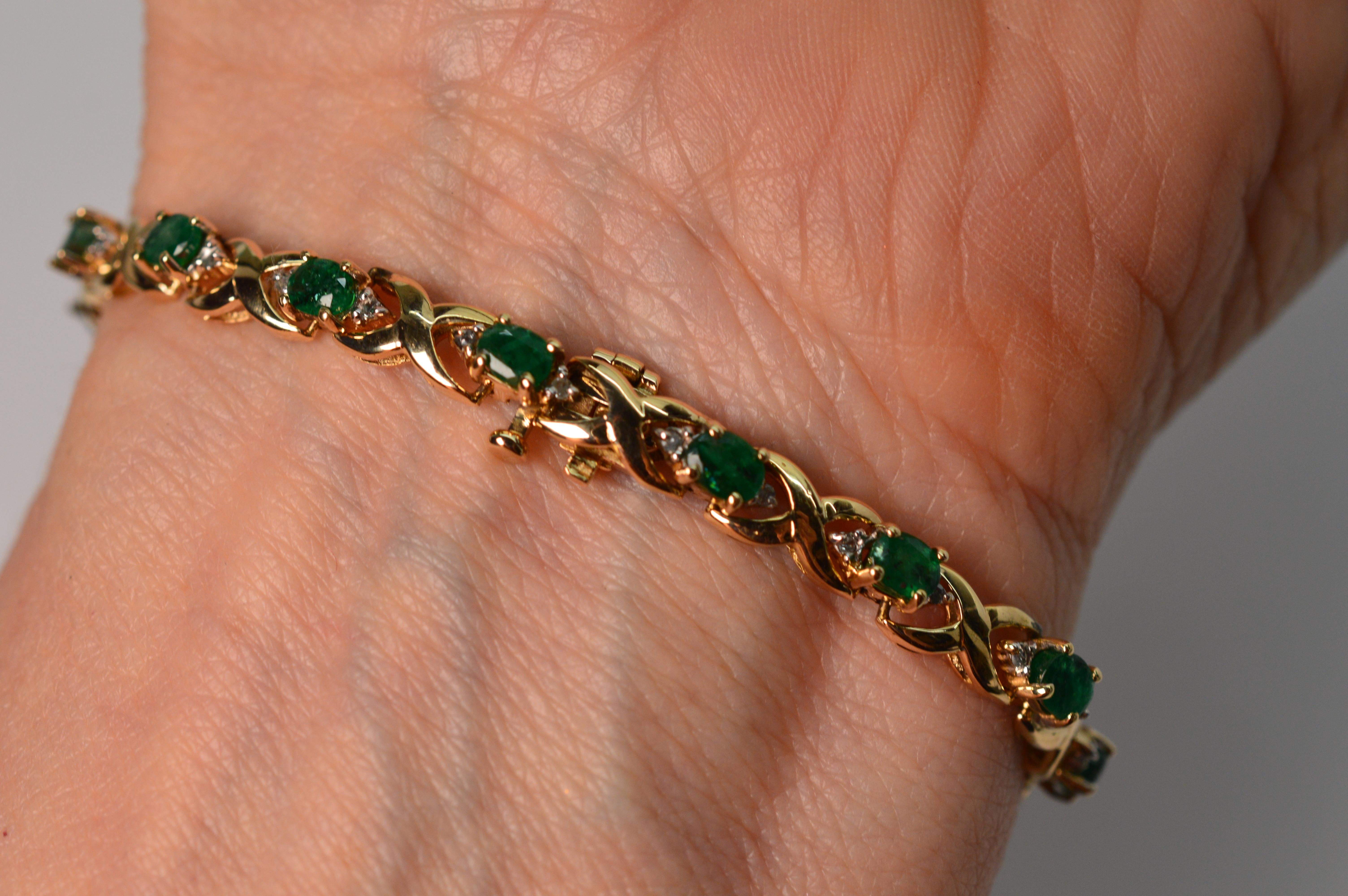 Smaragd-Diamant-Gelbgold-Tennisarmband im Zustand „Gut“ in Mount Kisco, NY
