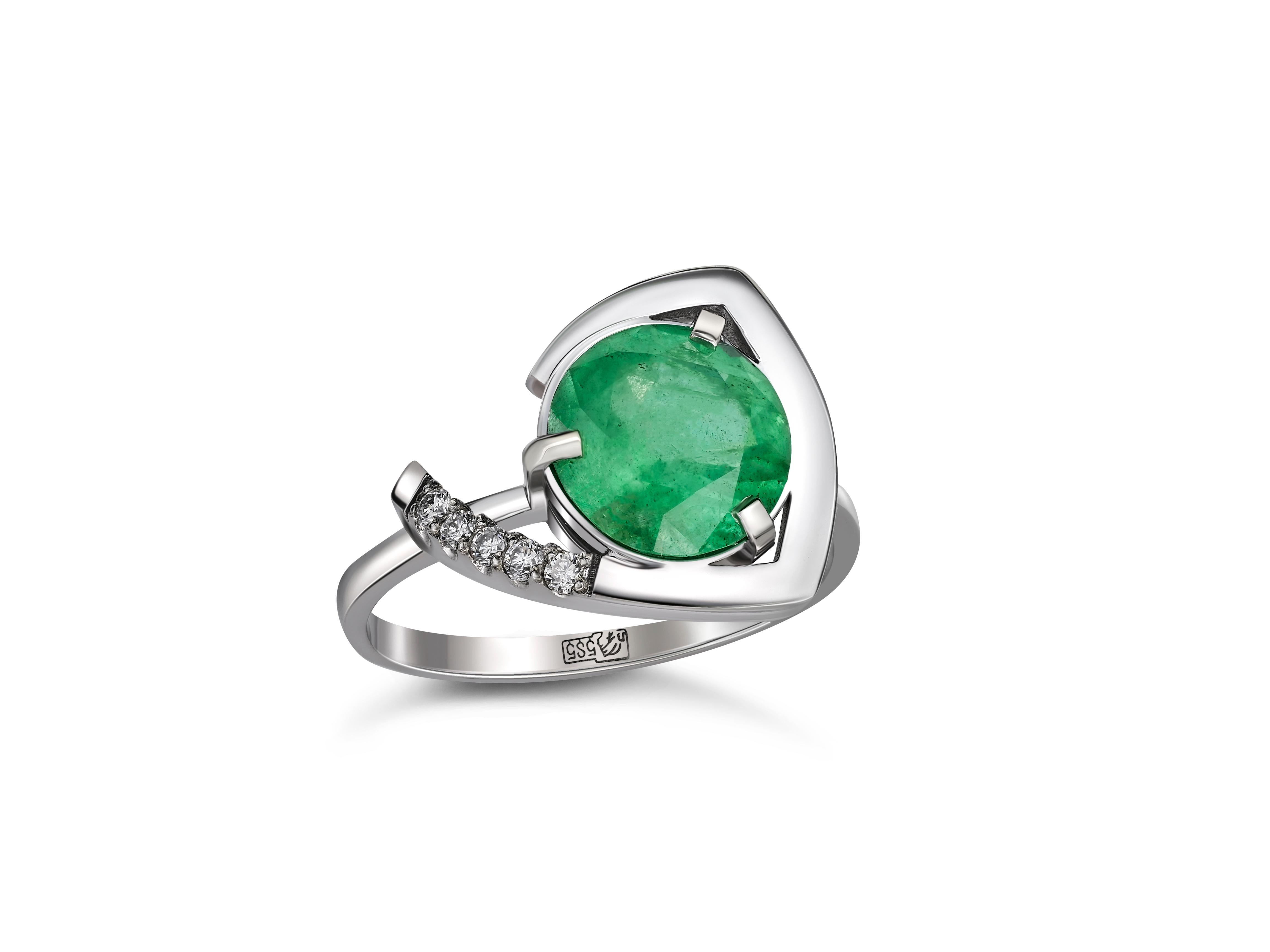 Smaragd, Diamanten, 14 Karat Weißgold. Runder Smaragdring.

14 Karat Weißgold
Ringgröße: 18,3 mm
Gesamtgewicht: 3,50 g

Mit Smaragd besetzt, Farbe -  helles bläuliches Grün
Runder Schliff, 2,27 ct.
Klarheit: Transparent Si2 (hat einige