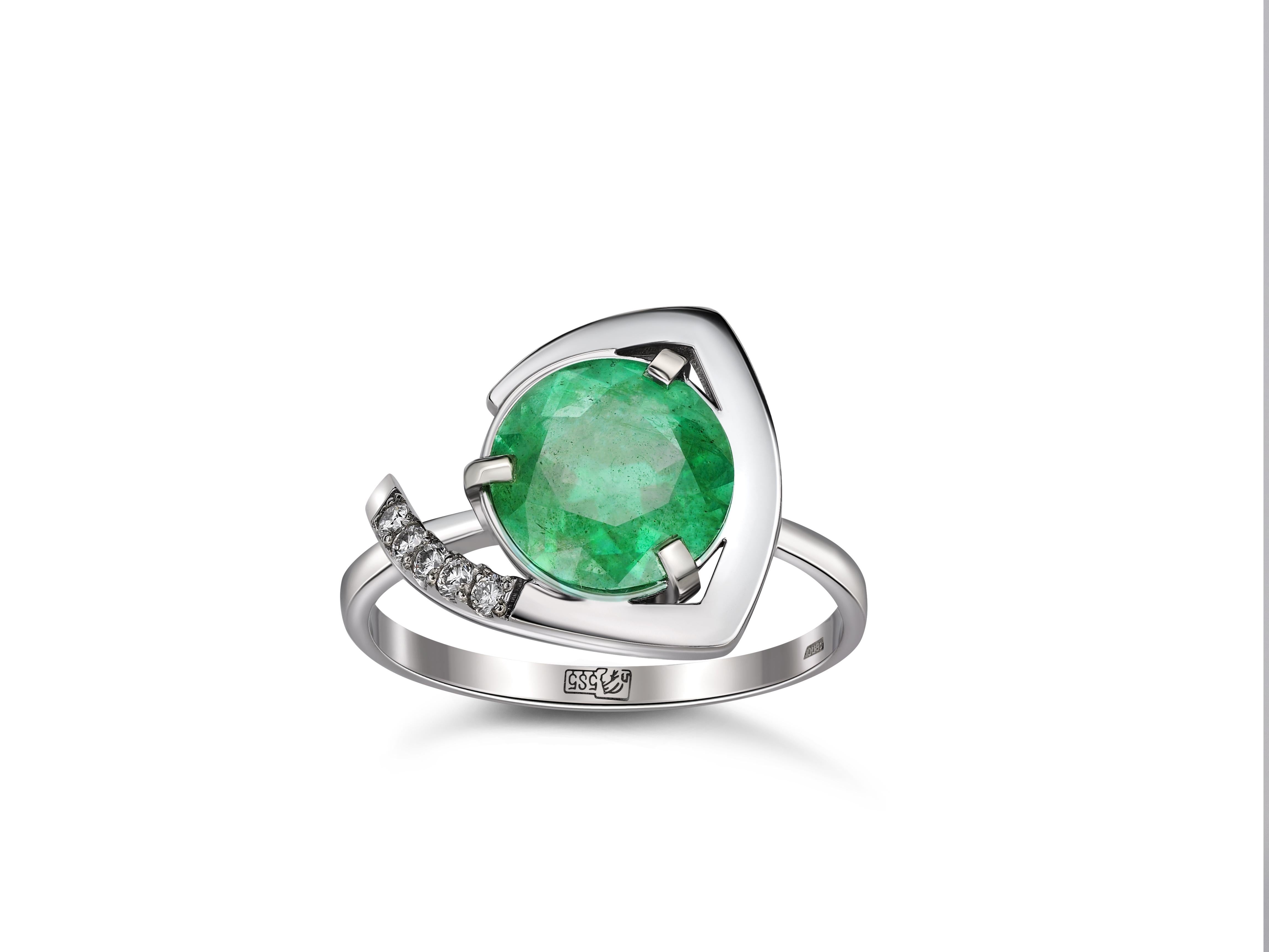 Modern Emerald, Diamonds, 14 Karat White Gold, Round Shape Emerald Ring
