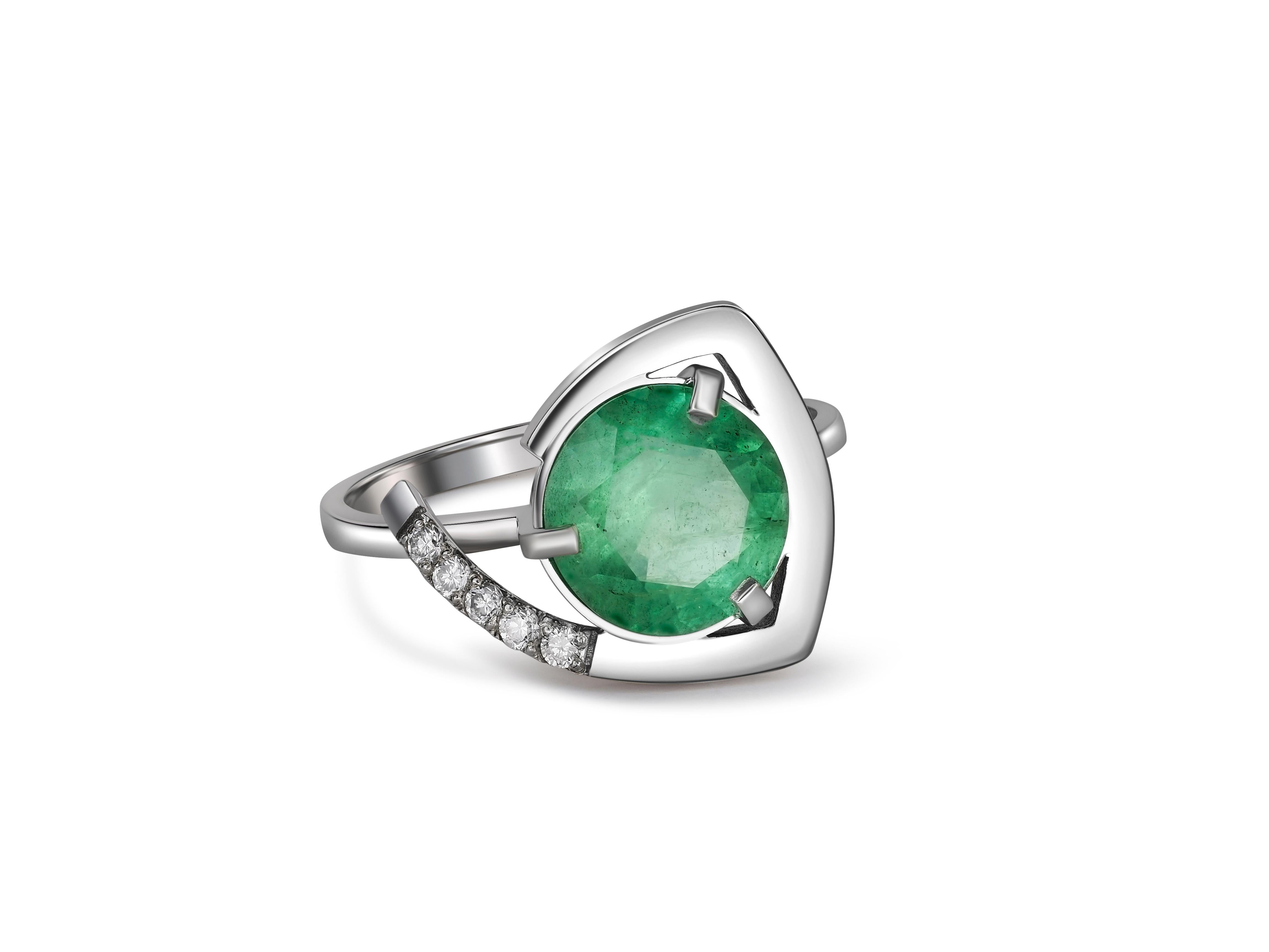 Emerald, Diamonds, 14 Karat White Gold, Round Shape Emerald Ring In New Condition In Istanbul, TR