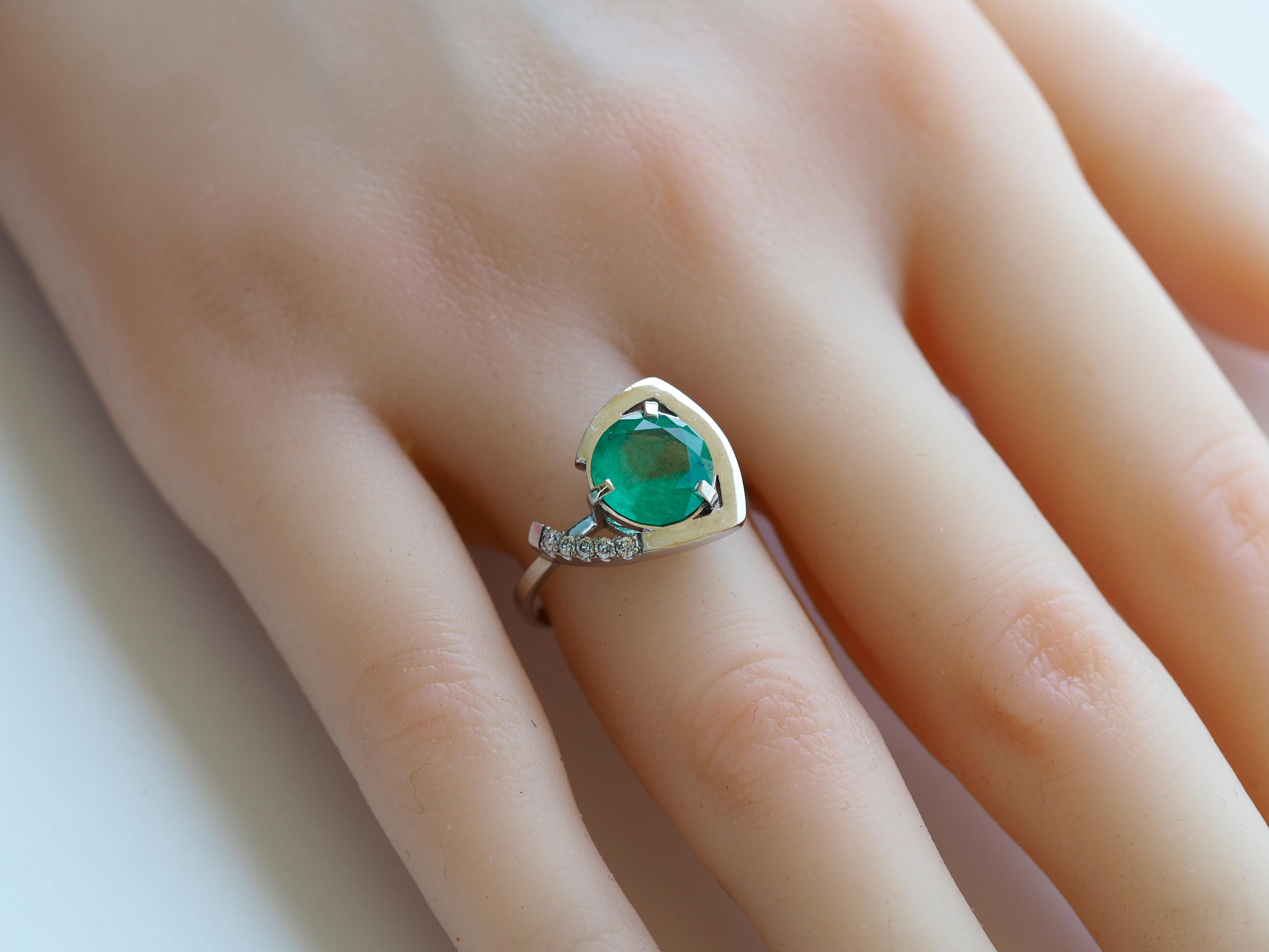 Modern Emerald, Diamonds, 14 Karat White Gold, Round Shape Emerald Ring