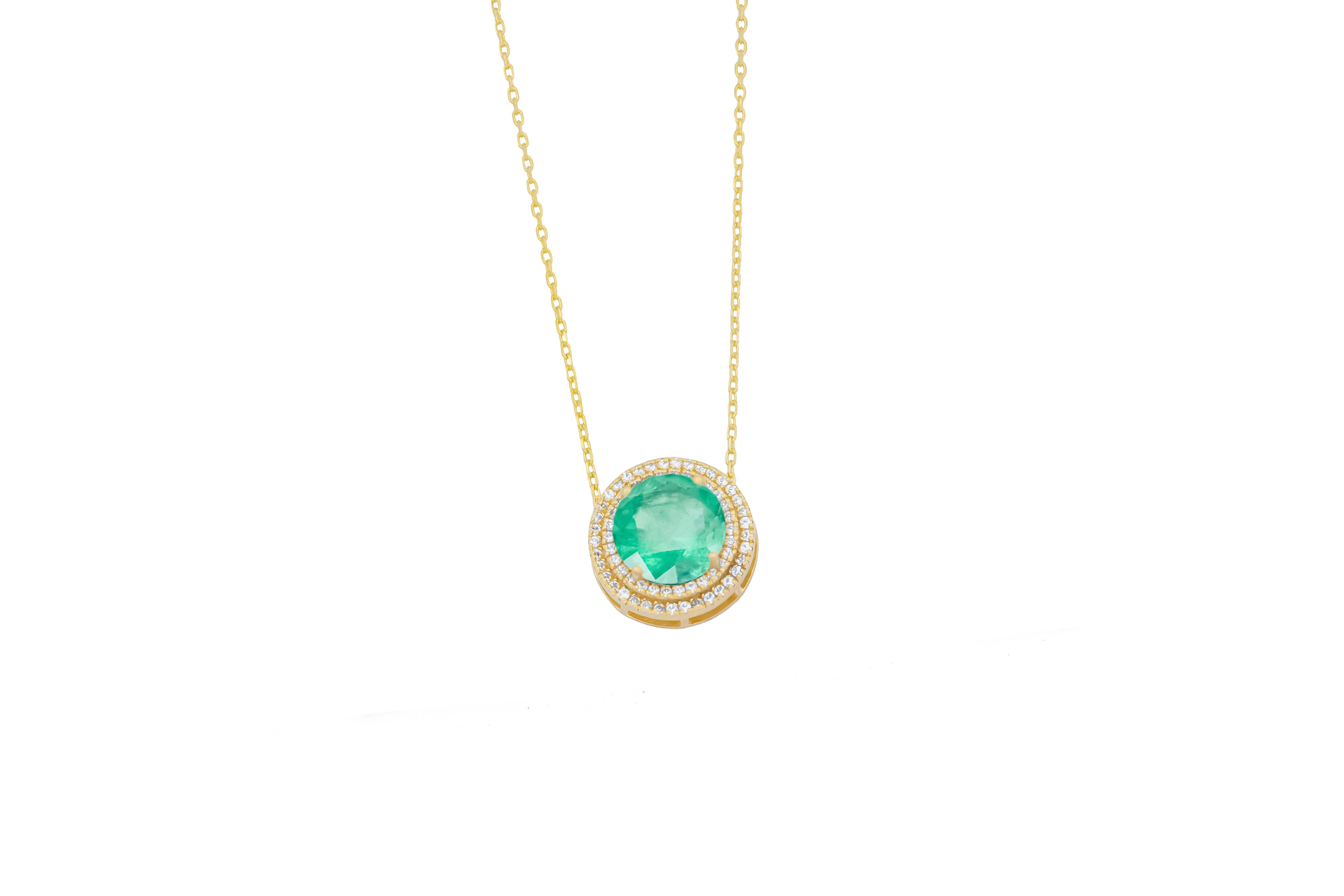 Emerald, Diamonds, 14 Karat Yellow Gold, Round Shape Emerald Pendant necklace For Sale 1