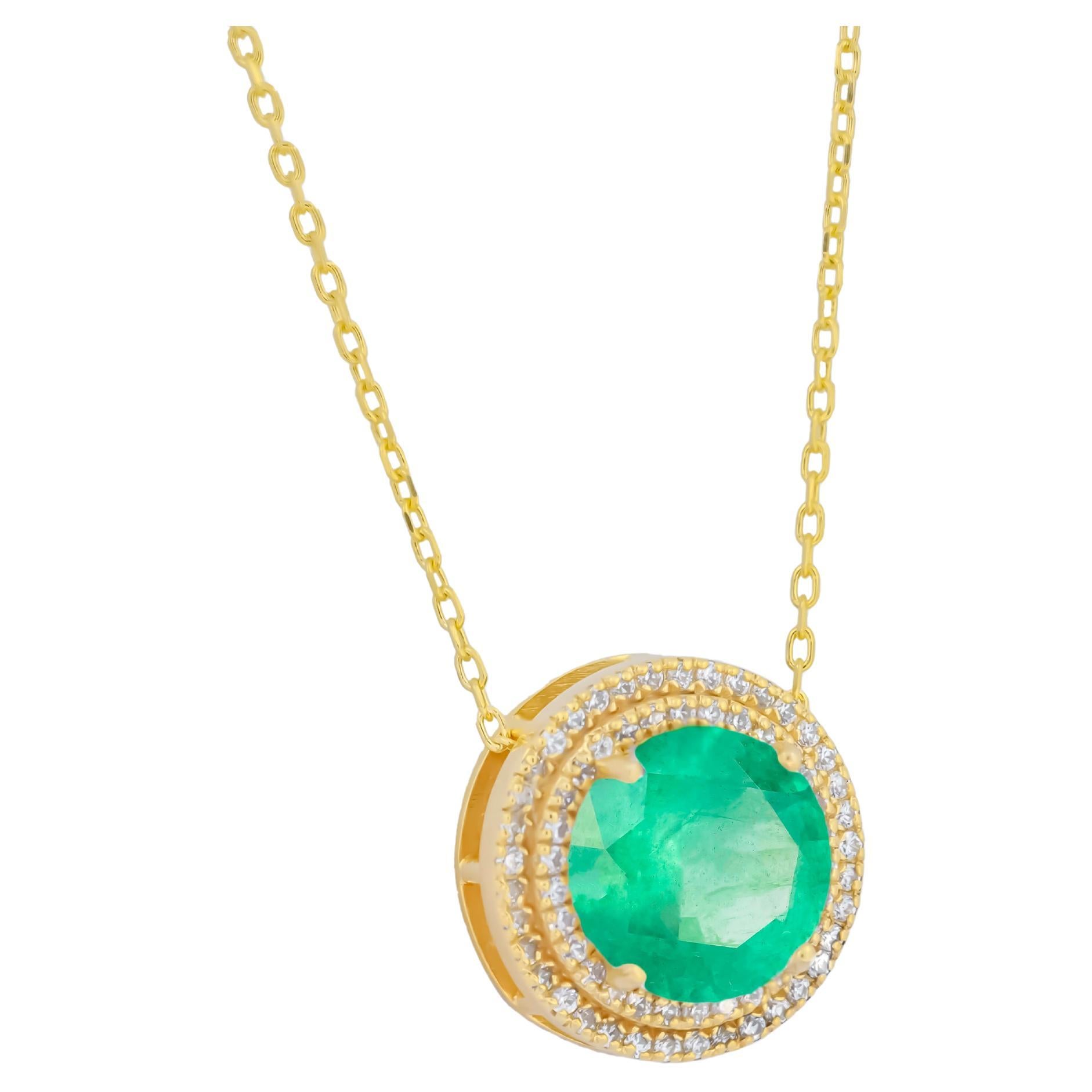 Halskette mit Smaragd-, Diamanten- und 14 Karat Gelbgold-Anhänger in runder Form mit Smaragd