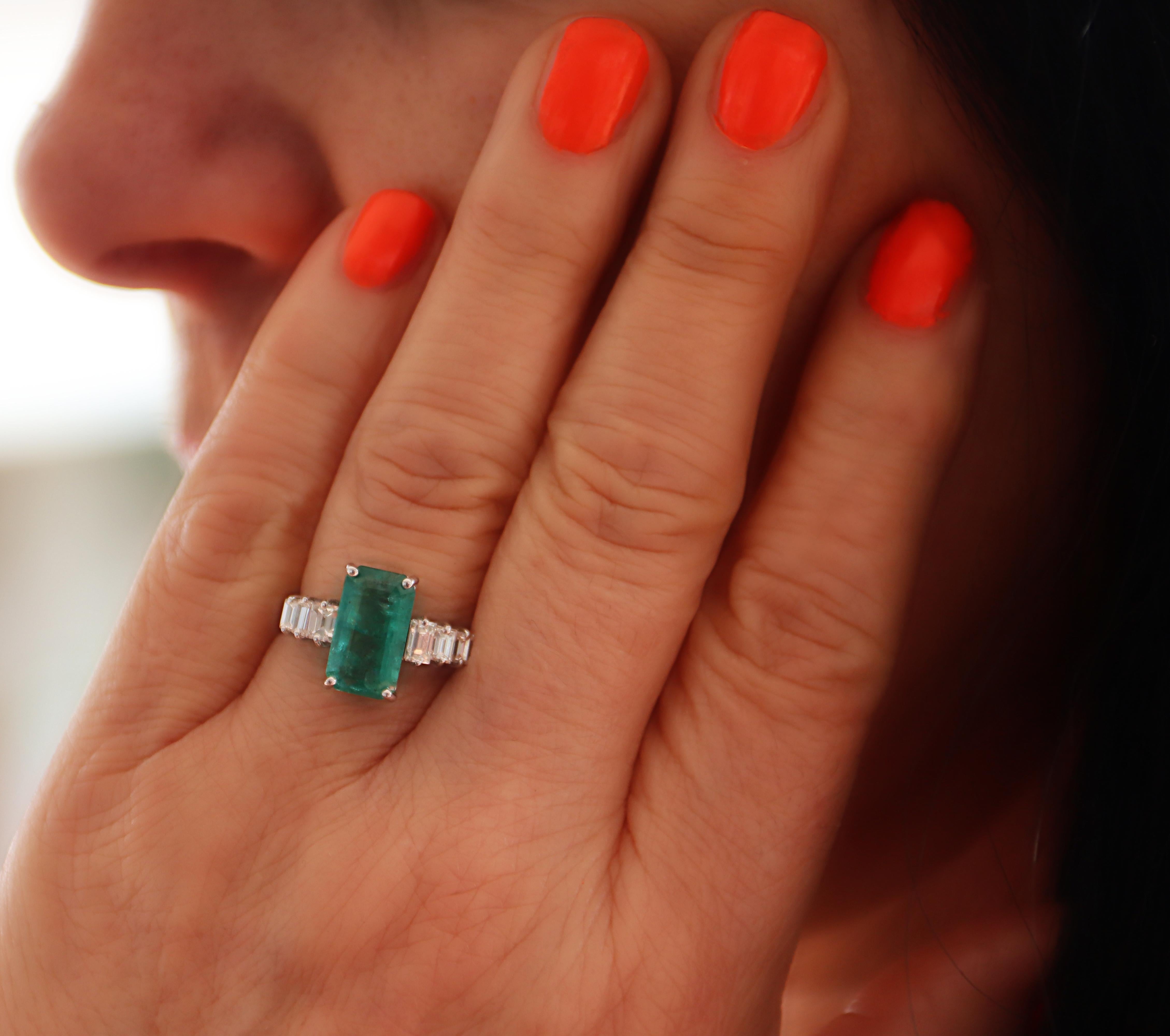 Emerald Diamonds 18 Karat White Gold Cocktail Ring For Sale 4