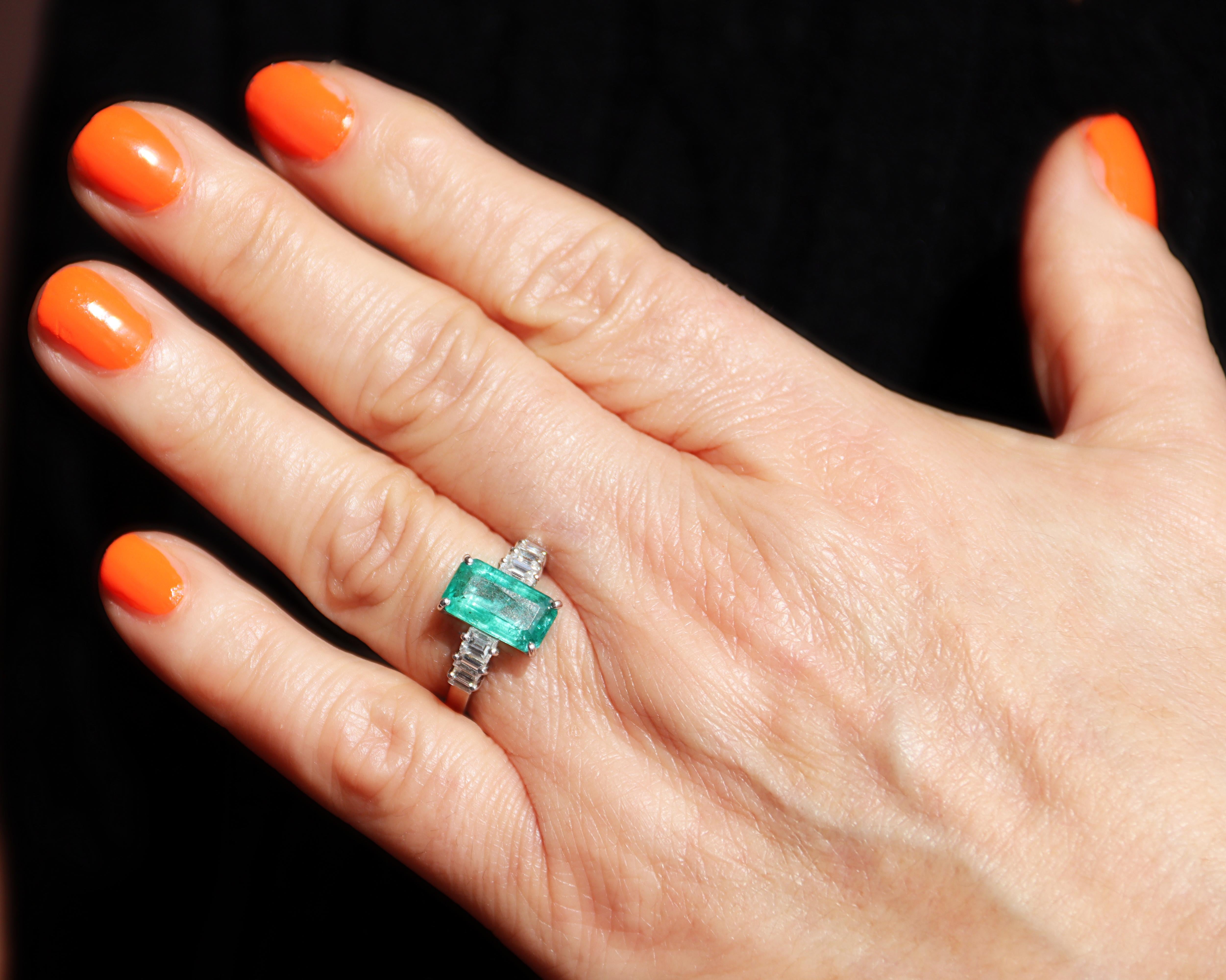 Emerald Diamonds 18 Karat White Gold Cocktail Ring For Sale 5