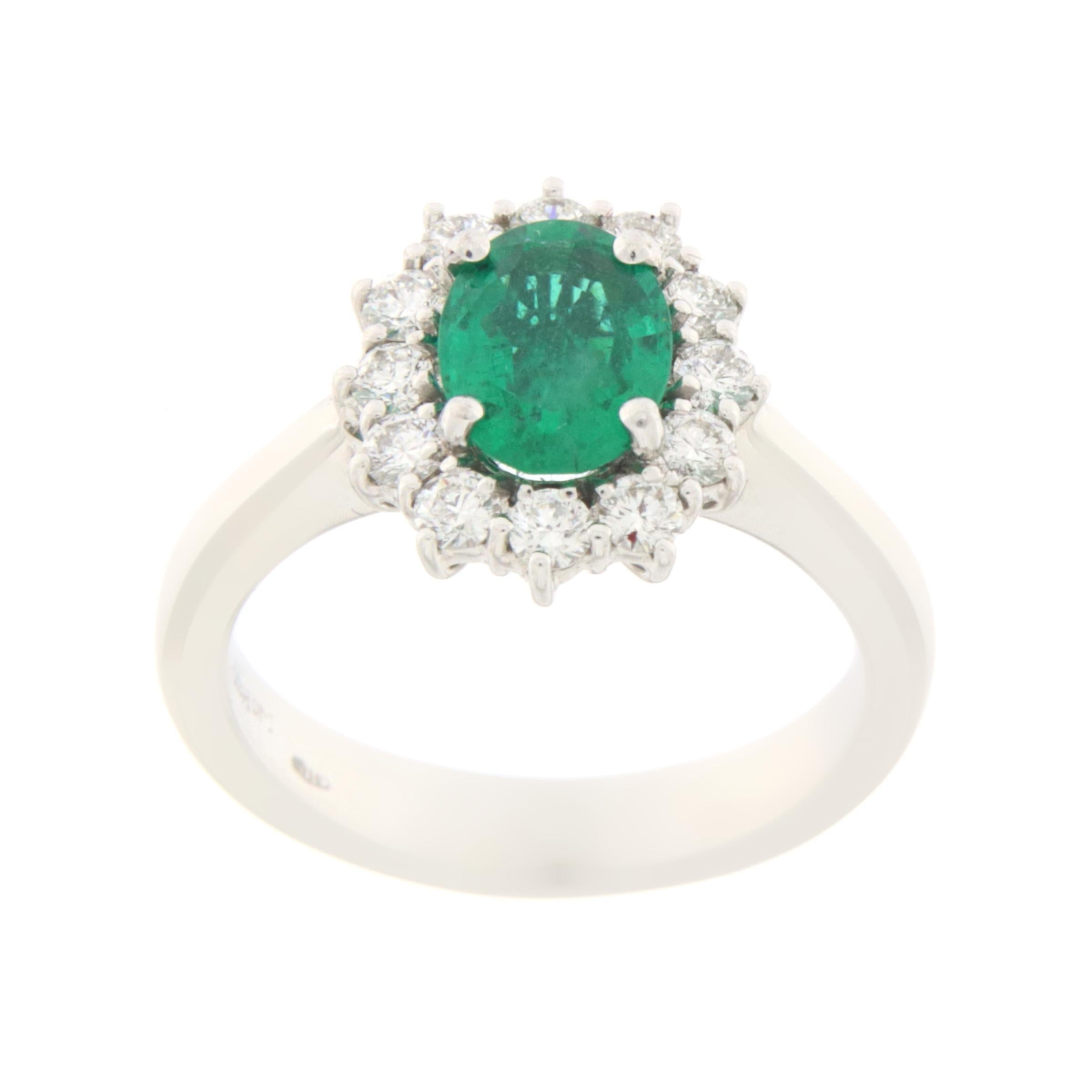 Elegant and sophisticated, this 18-karat white gold ring is a true expression of class and refinement. At the heart of this stunning creation lies a natural emerald, selected for its deep green color and clear brilliance, symbolizing nobility and