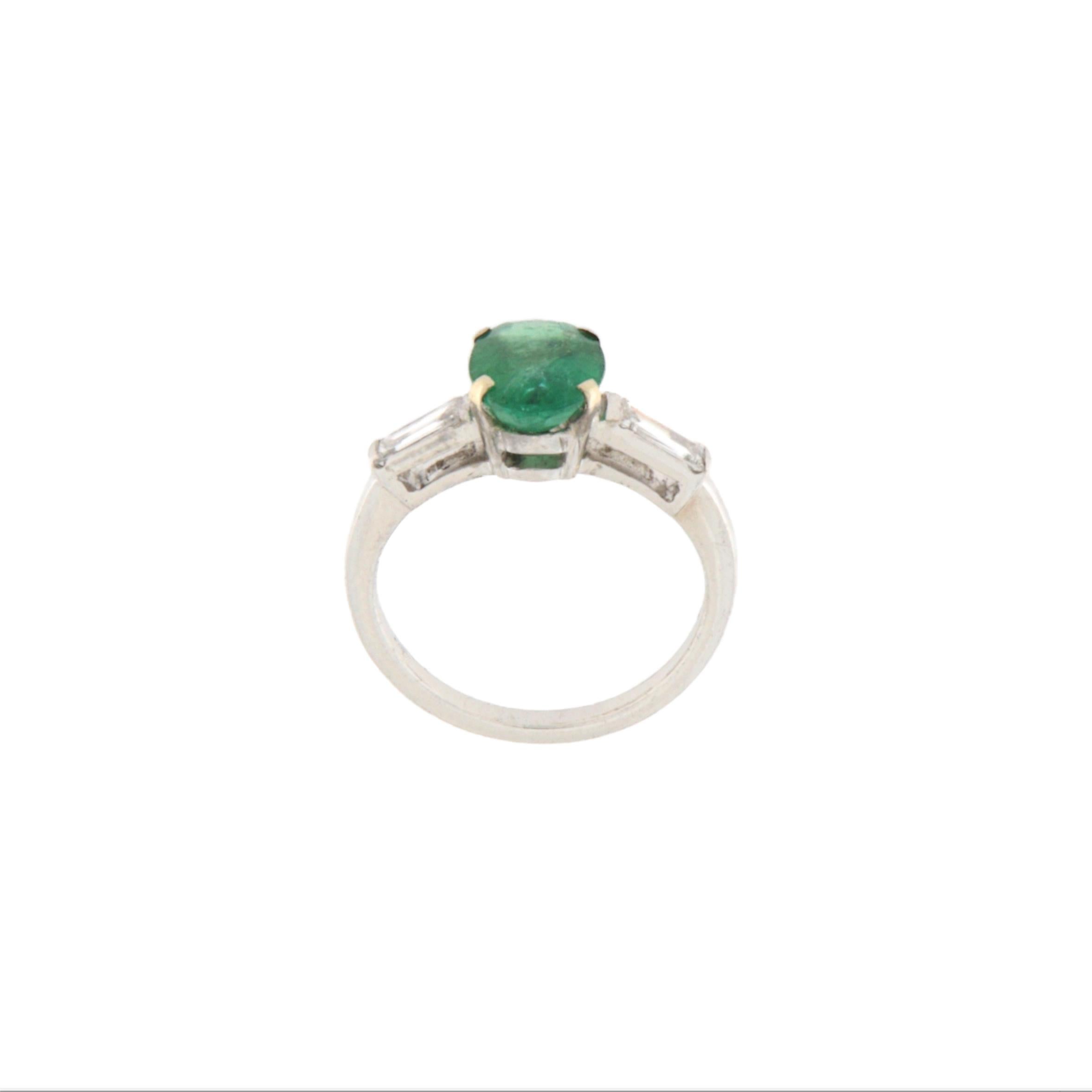 Dieser elegante Ring aus 18 Karat Weißgold ist ein Schmuckstück von seltener Raffinesse, perfekt für alle, die ein zeitloses und kostbares Accessoire suchen. Im Zentrum der Fassung glänzt ein natürlicher Smaragd, der wahre Protagonist des Designs,
