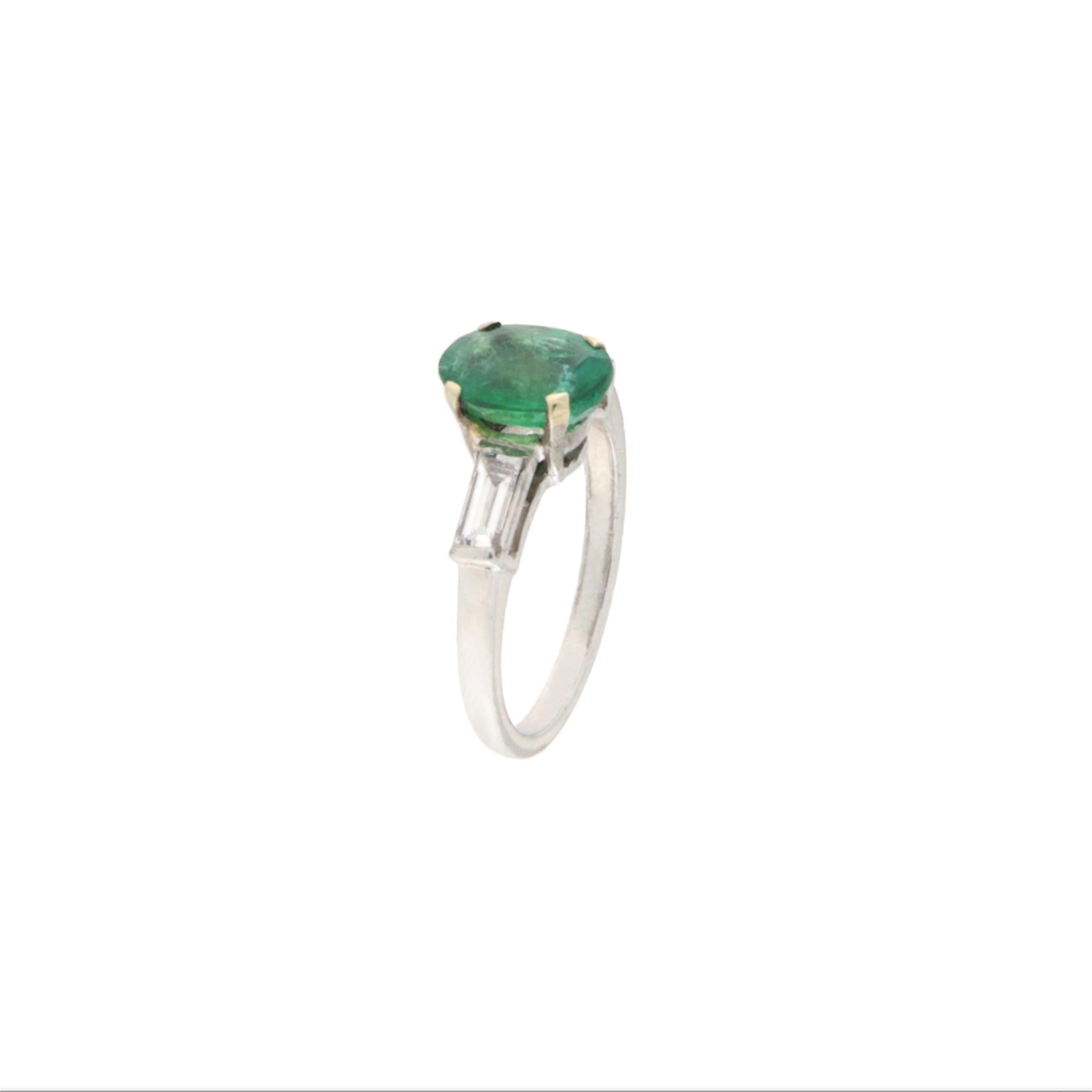 Smaragd-Diamanten-Cocktailring aus 18 Karat Weißgold (Kunsthandwerker*in) im Angebot
