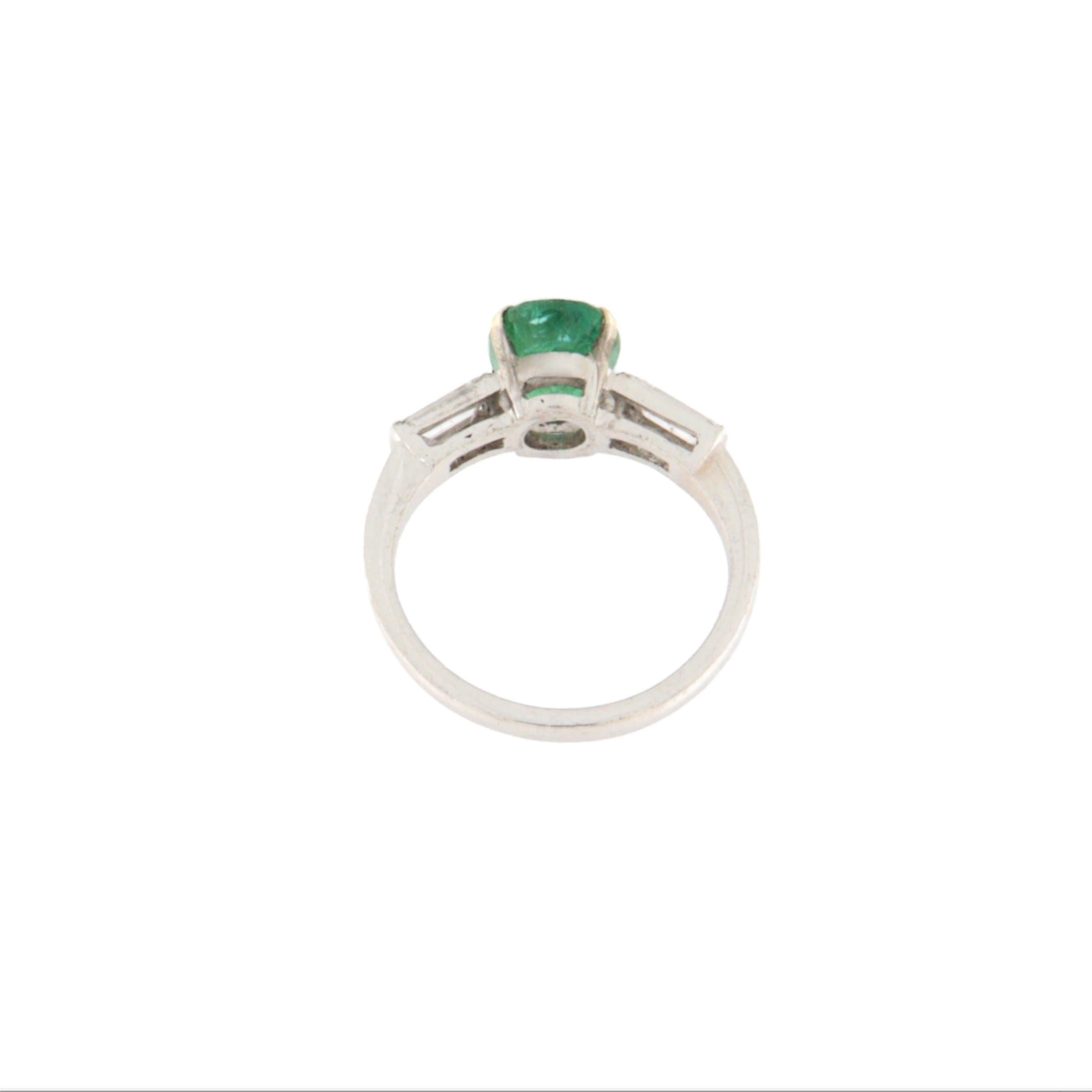 Smaragd-Diamanten-Cocktailring aus 18 Karat Weißgold (Baguetteschliff) im Angebot