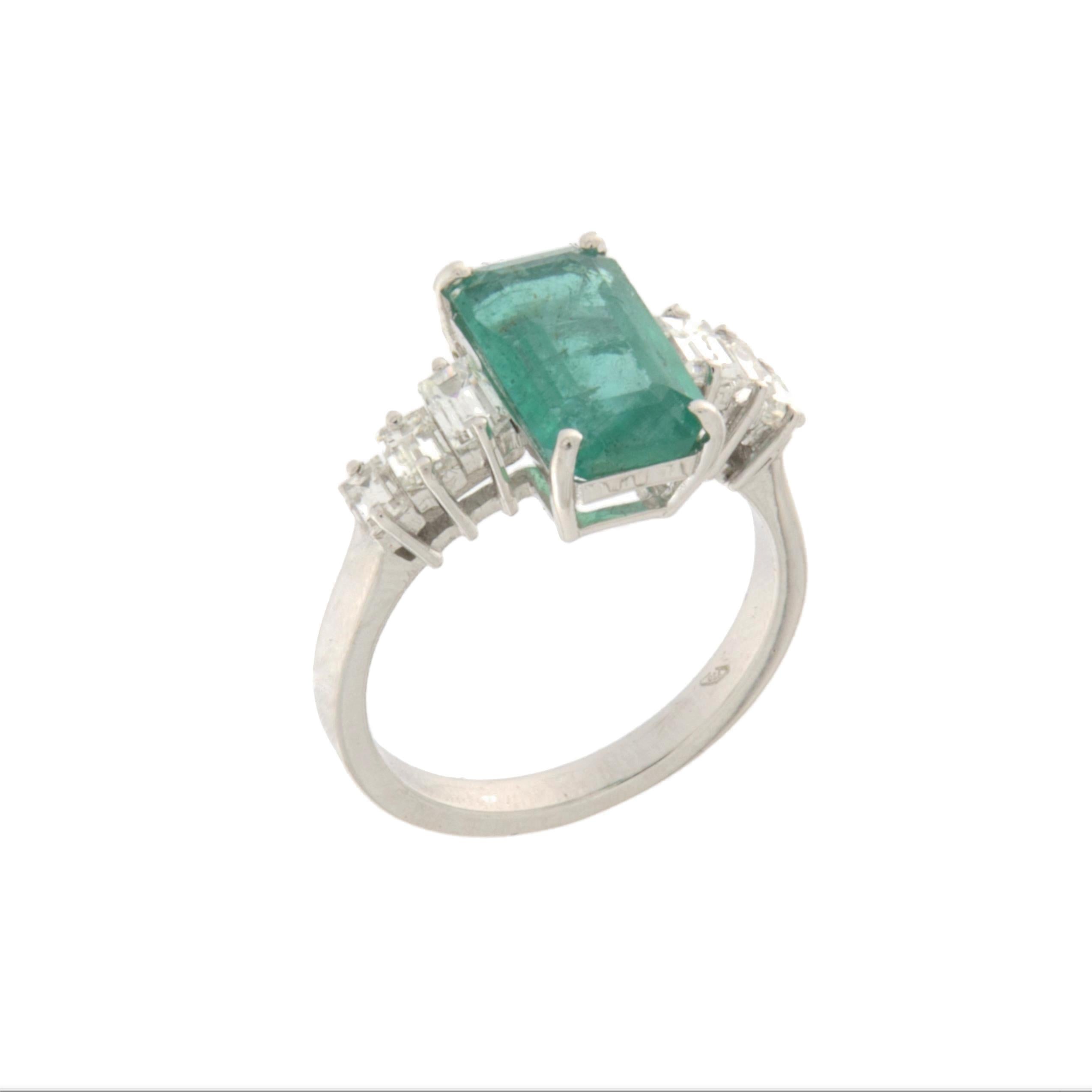 Emerald Diamonds 18 Karat White Gold Cocktail Ring In New Condition For Sale In Marcianise, IT