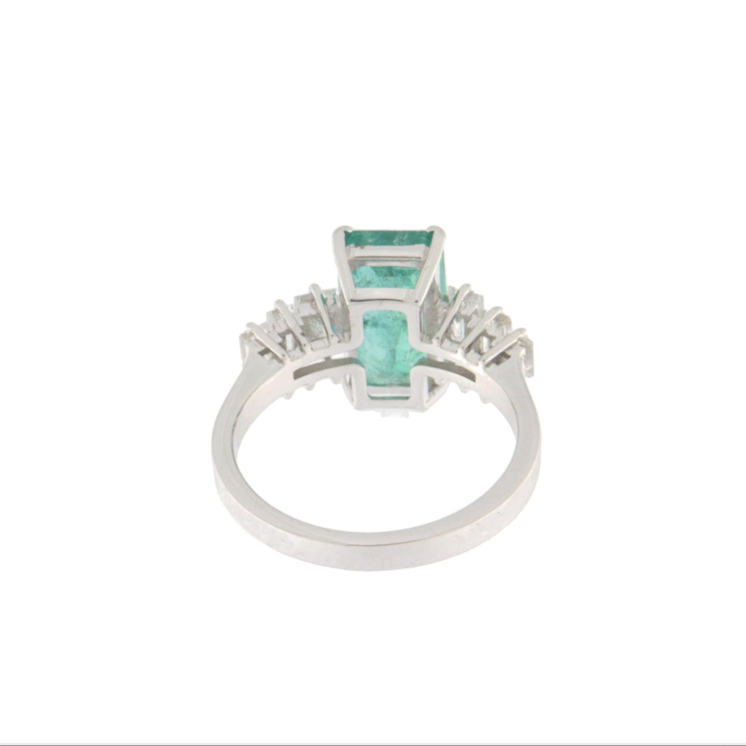 Emerald Diamonds 18 Karat White Gold Cocktail Ring For Sale 1