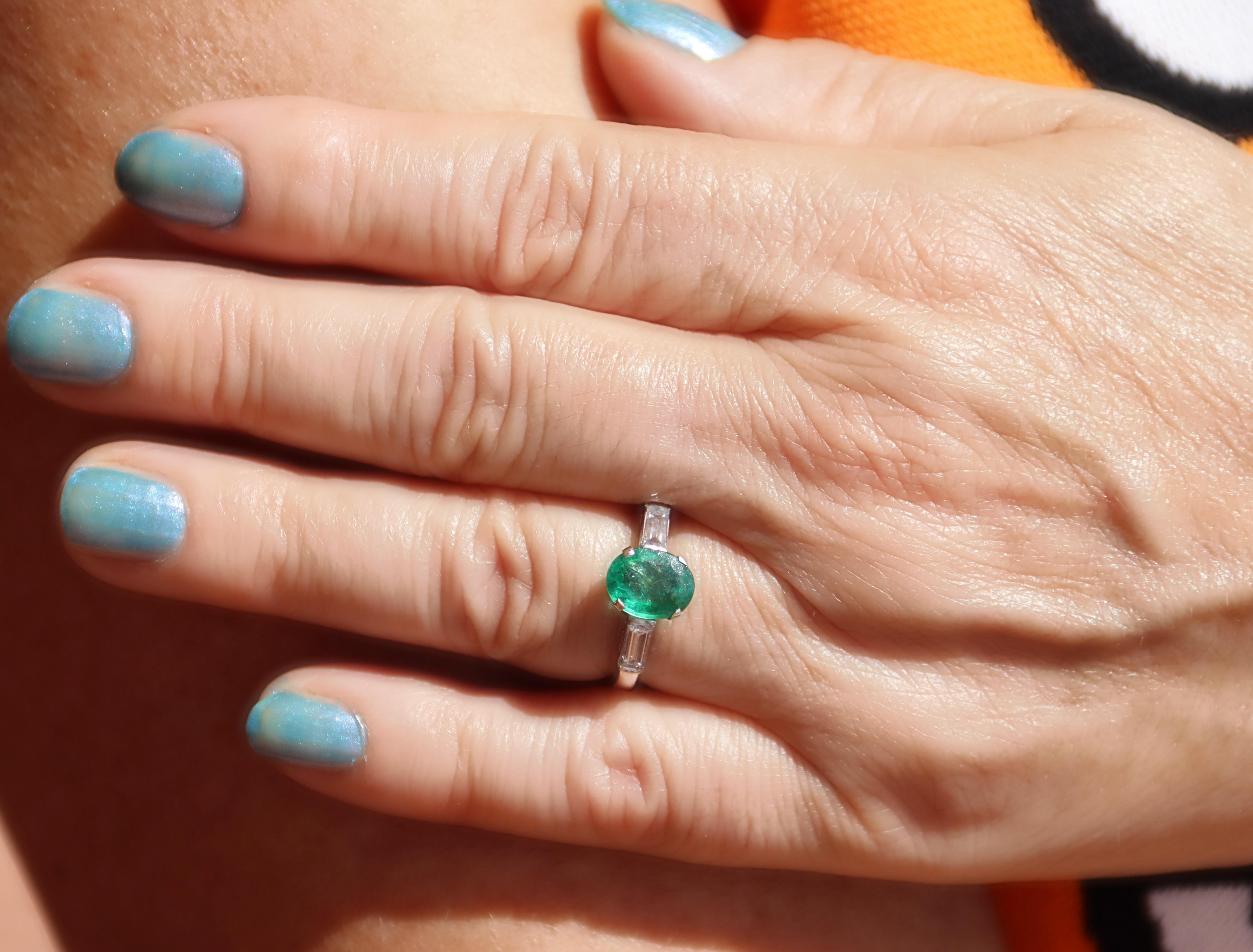 Smaragd-Diamanten-Cocktailring aus 18 Karat Weißgold im Angebot 1