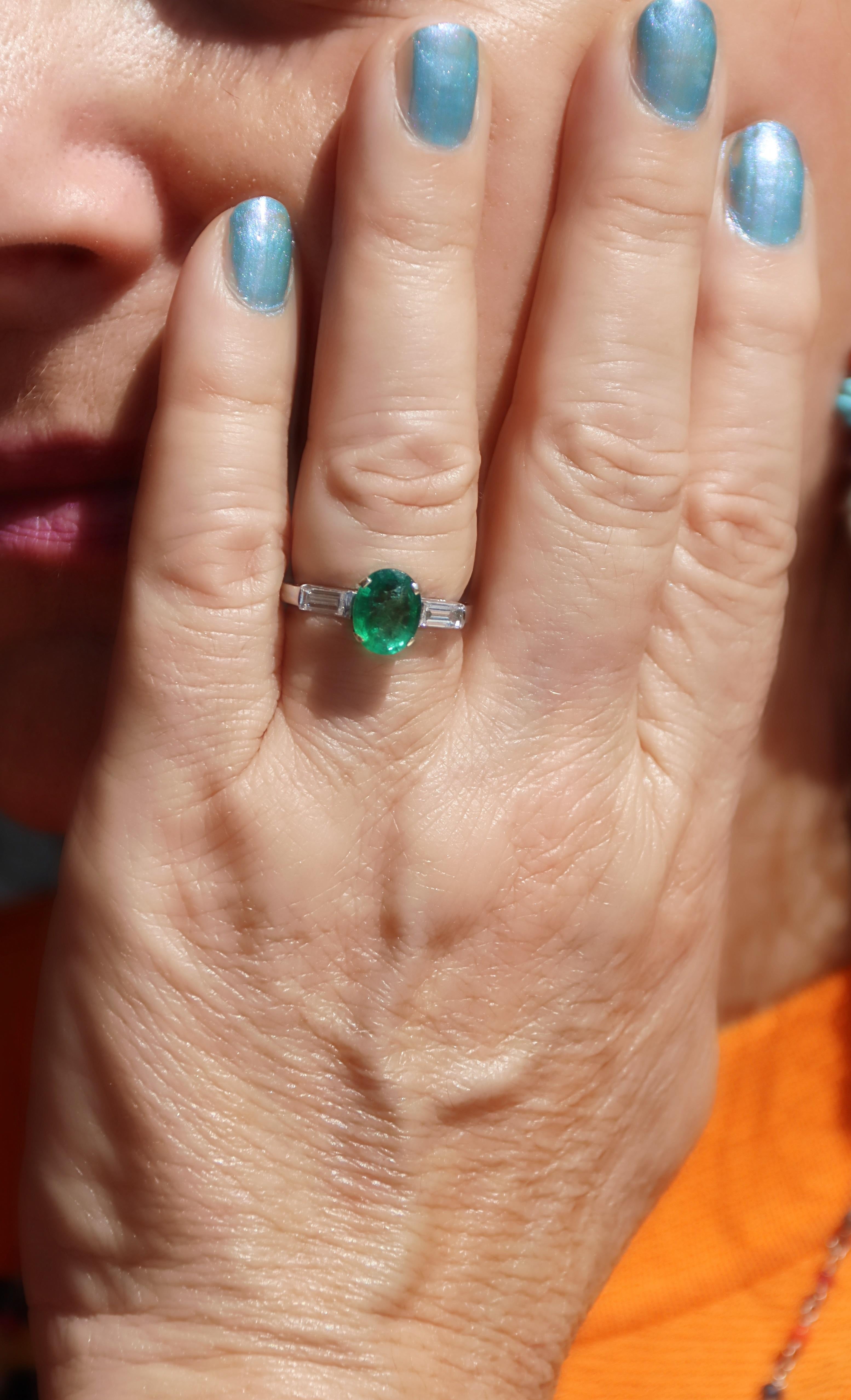 Smaragd-Diamanten-Cocktailring aus 18 Karat Weißgold im Angebot 2