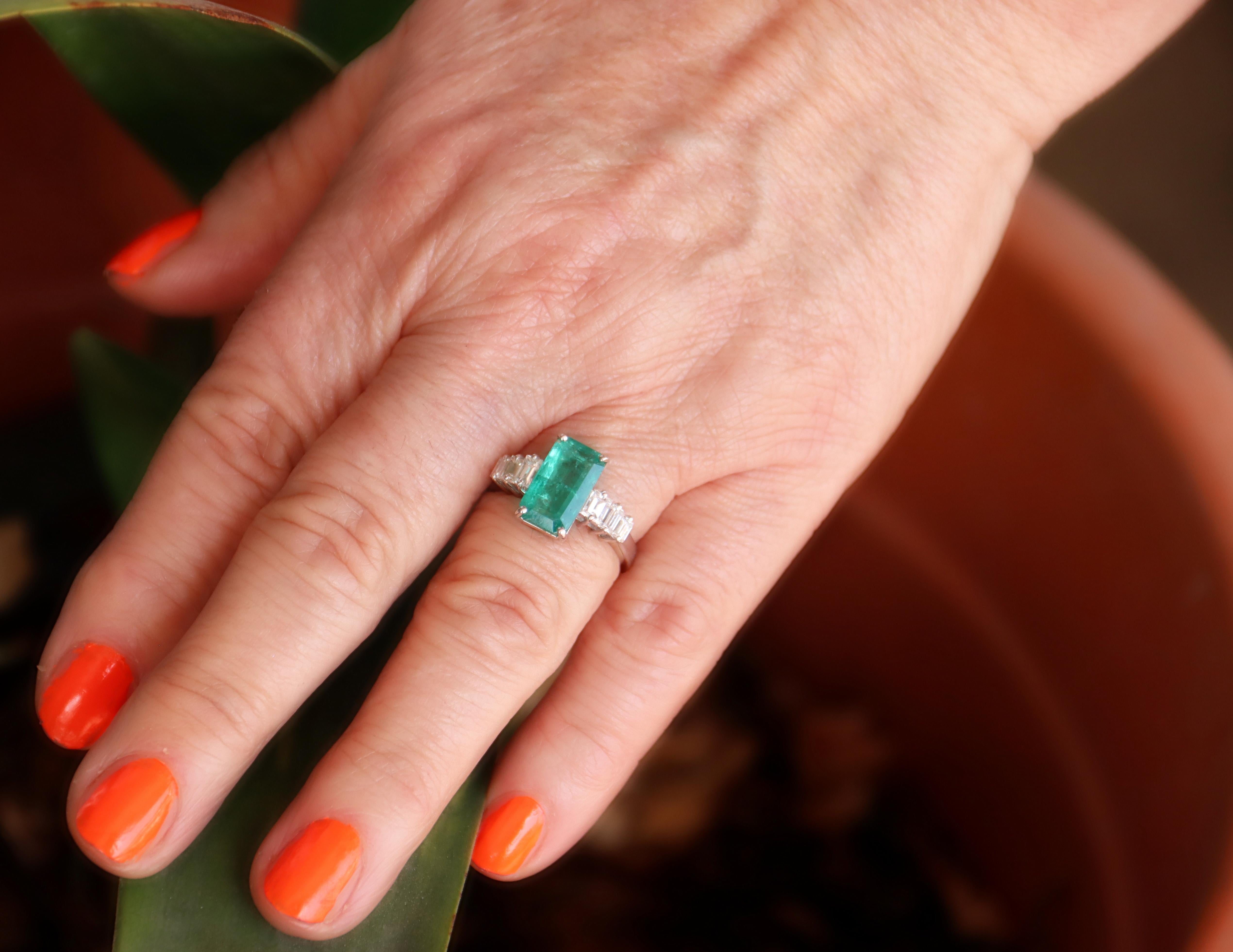 Emerald Diamonds 18 Karat White Gold Cocktail Ring For Sale 3