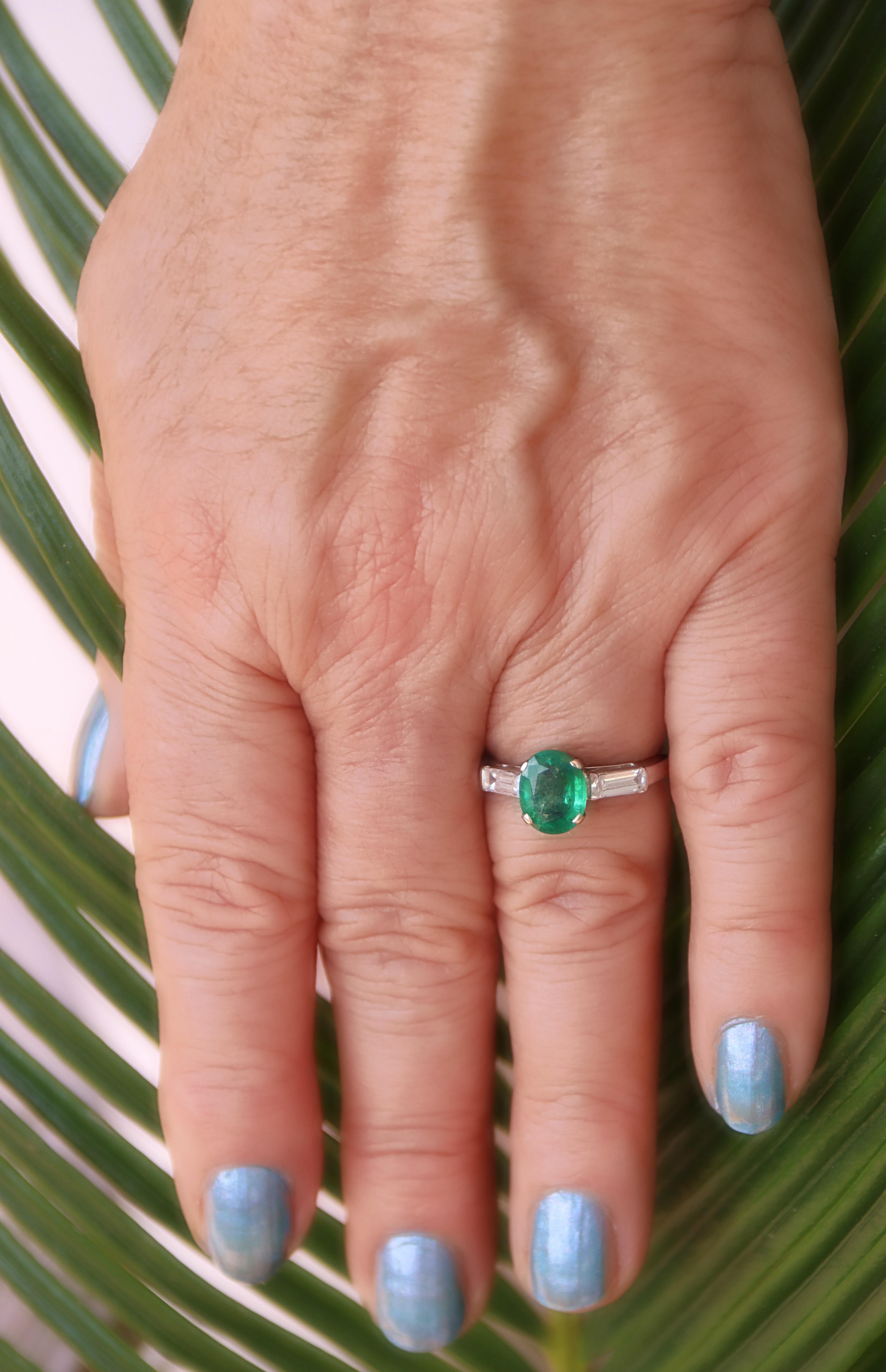 Smaragd-Diamanten-Cocktailring aus 18 Karat Weißgold im Angebot 3