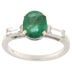 Anillo de cóctel de oro blanco de 18 quilates con diamantes esmeralda