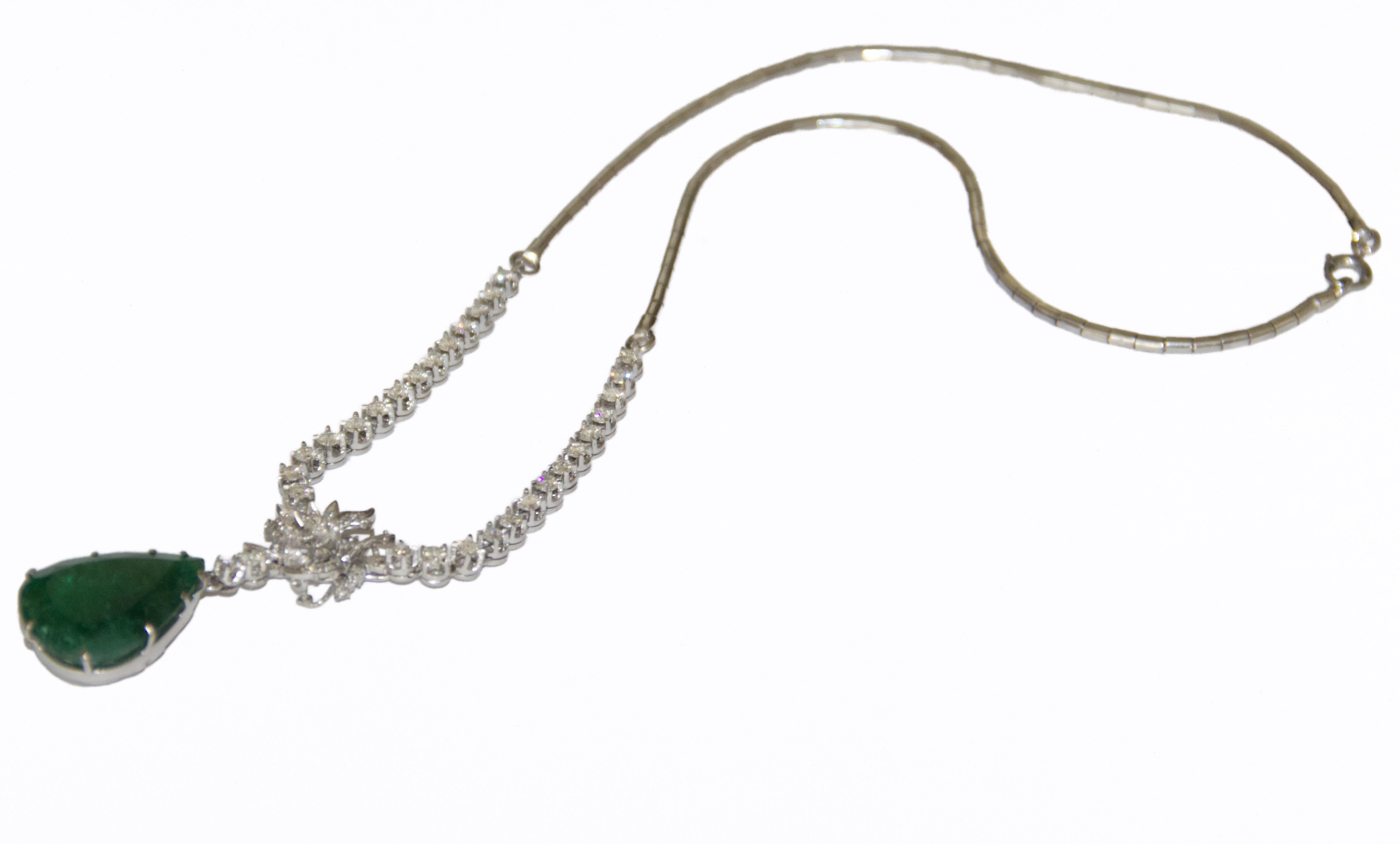 Collana a goccia con diamanti smeraldo in oro bianco 18 carati in vendita 2