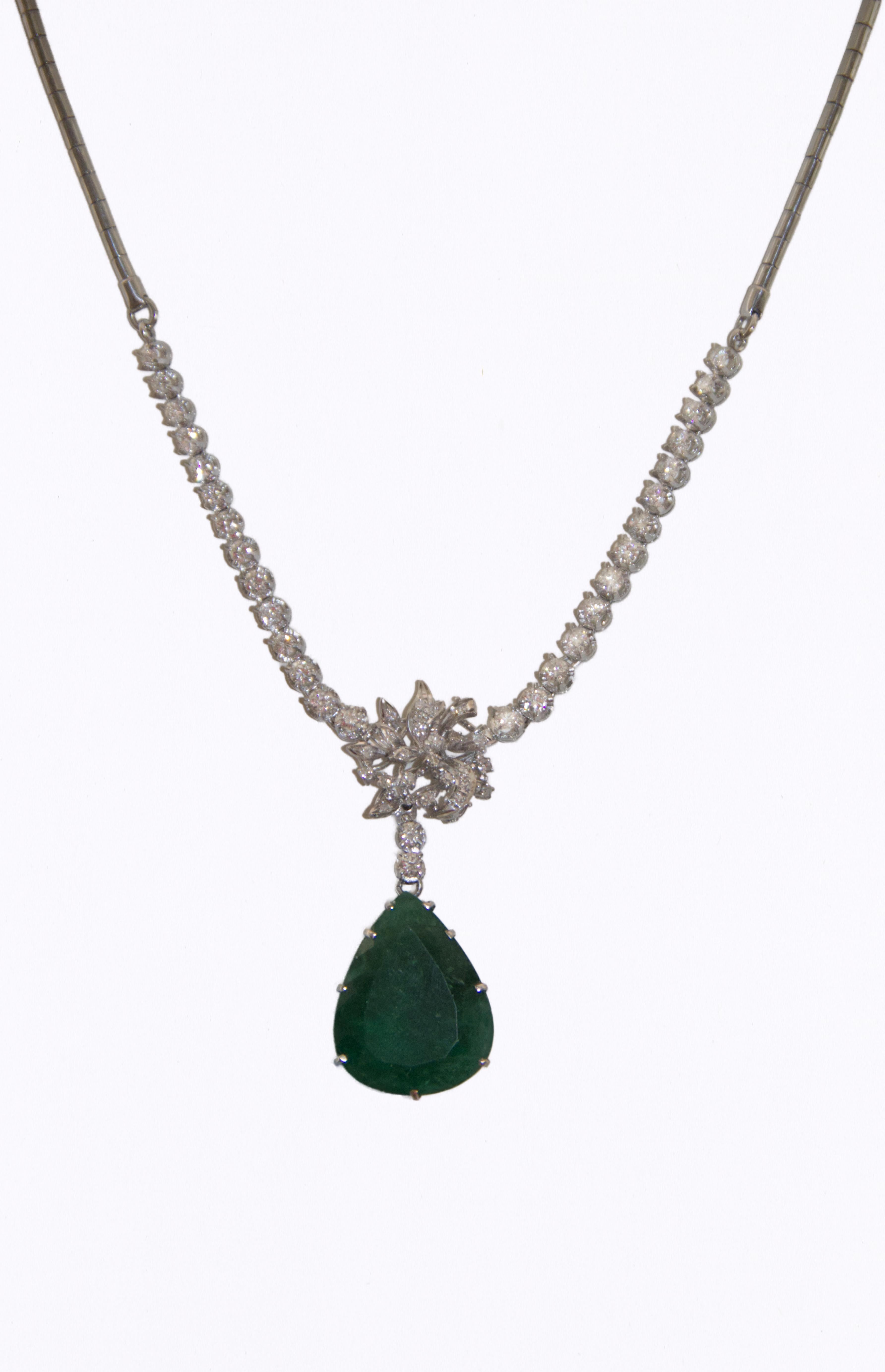 Taglio brillante Collana a goccia con diamanti smeraldo in oro bianco 18 carati in vendita