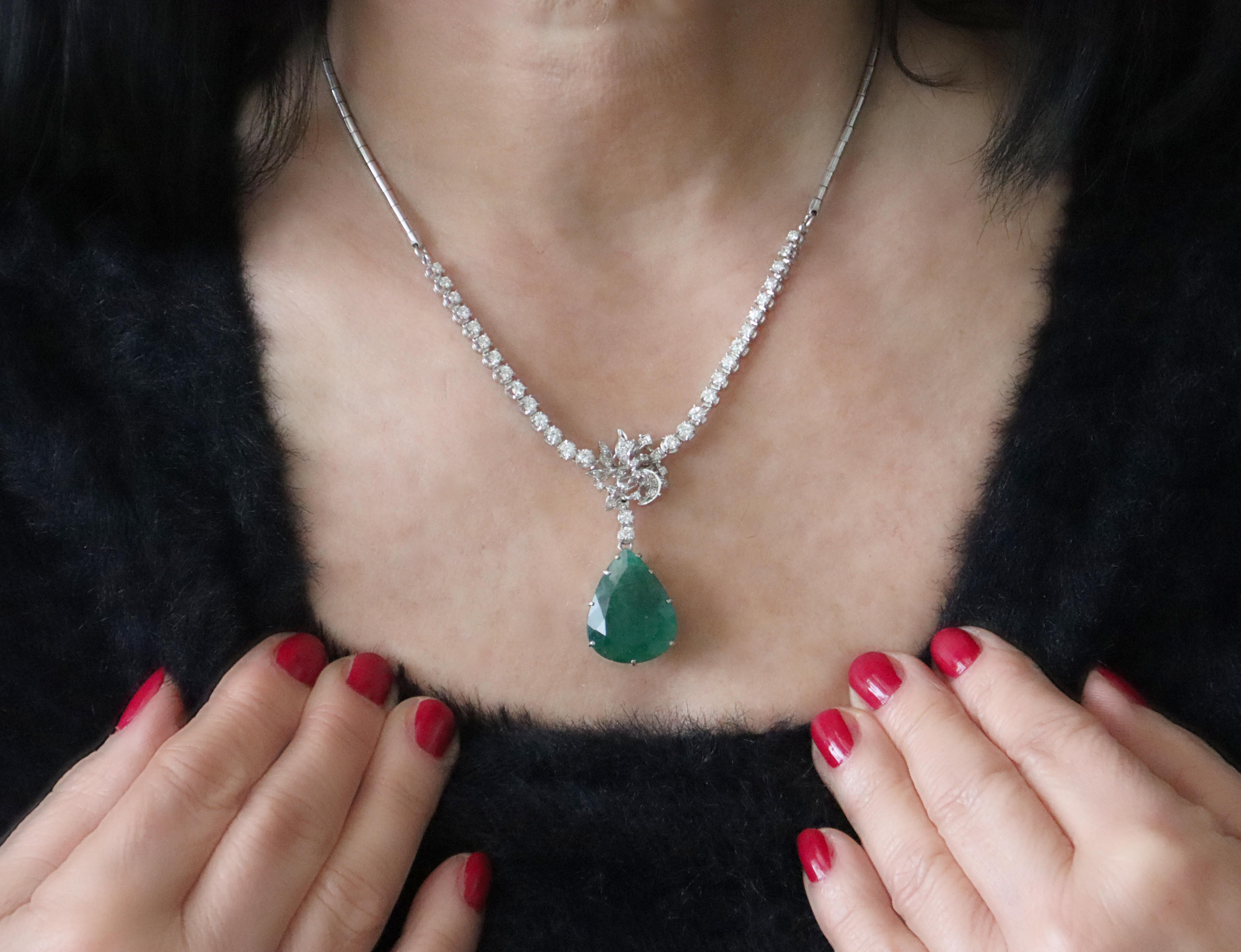 Collana a goccia con diamanti smeraldo in oro bianco 18 carati in vendita 5