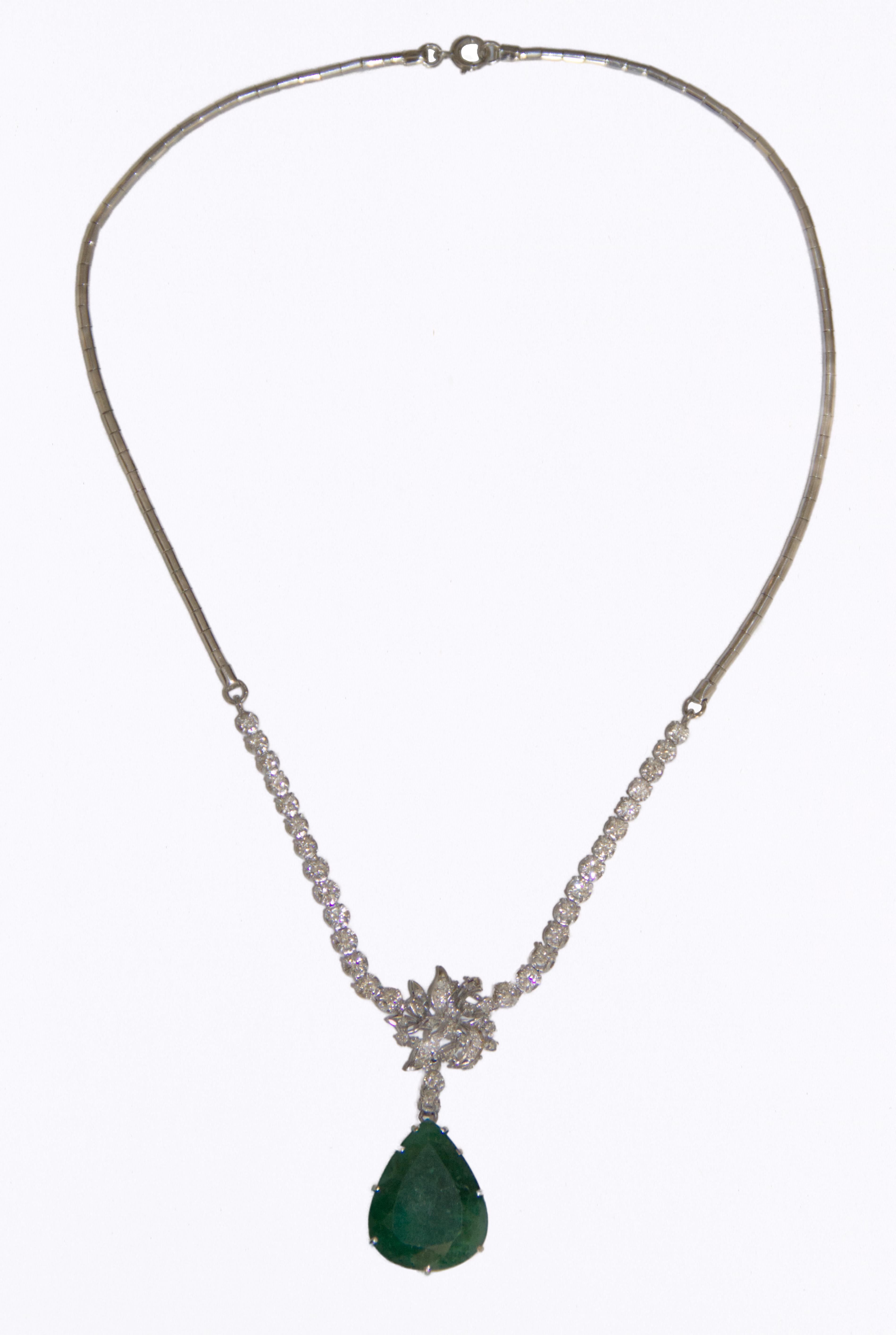 Collana a goccia con diamanti smeraldo in oro bianco 18 carati In condizioni ottime in vendita a Marcianise, IT