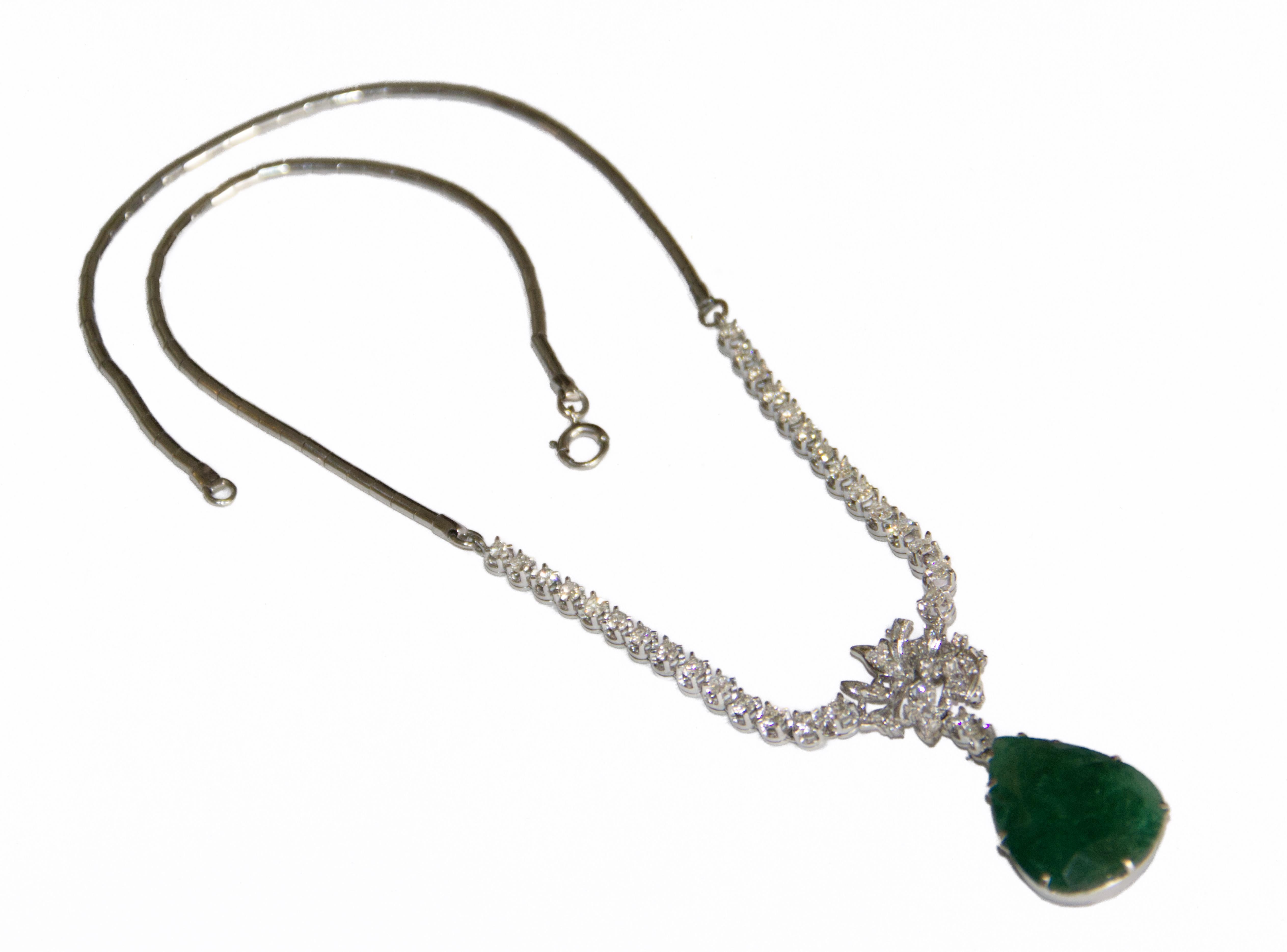 Collana a goccia con diamanti smeraldo in oro bianco 18 carati in vendita 4