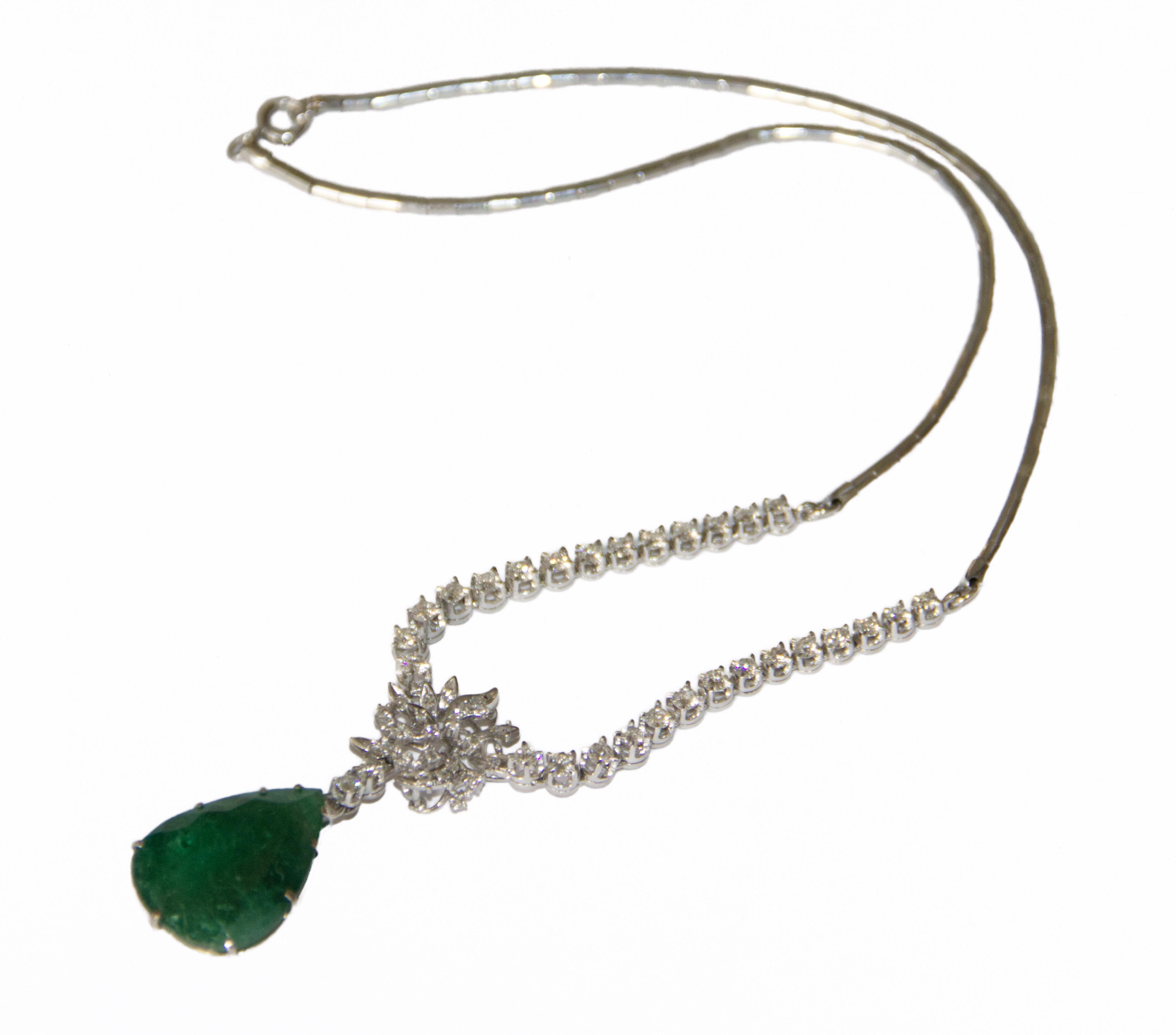 Collana a goccia con diamanti smeraldo in oro bianco 18 carati in vendita 1