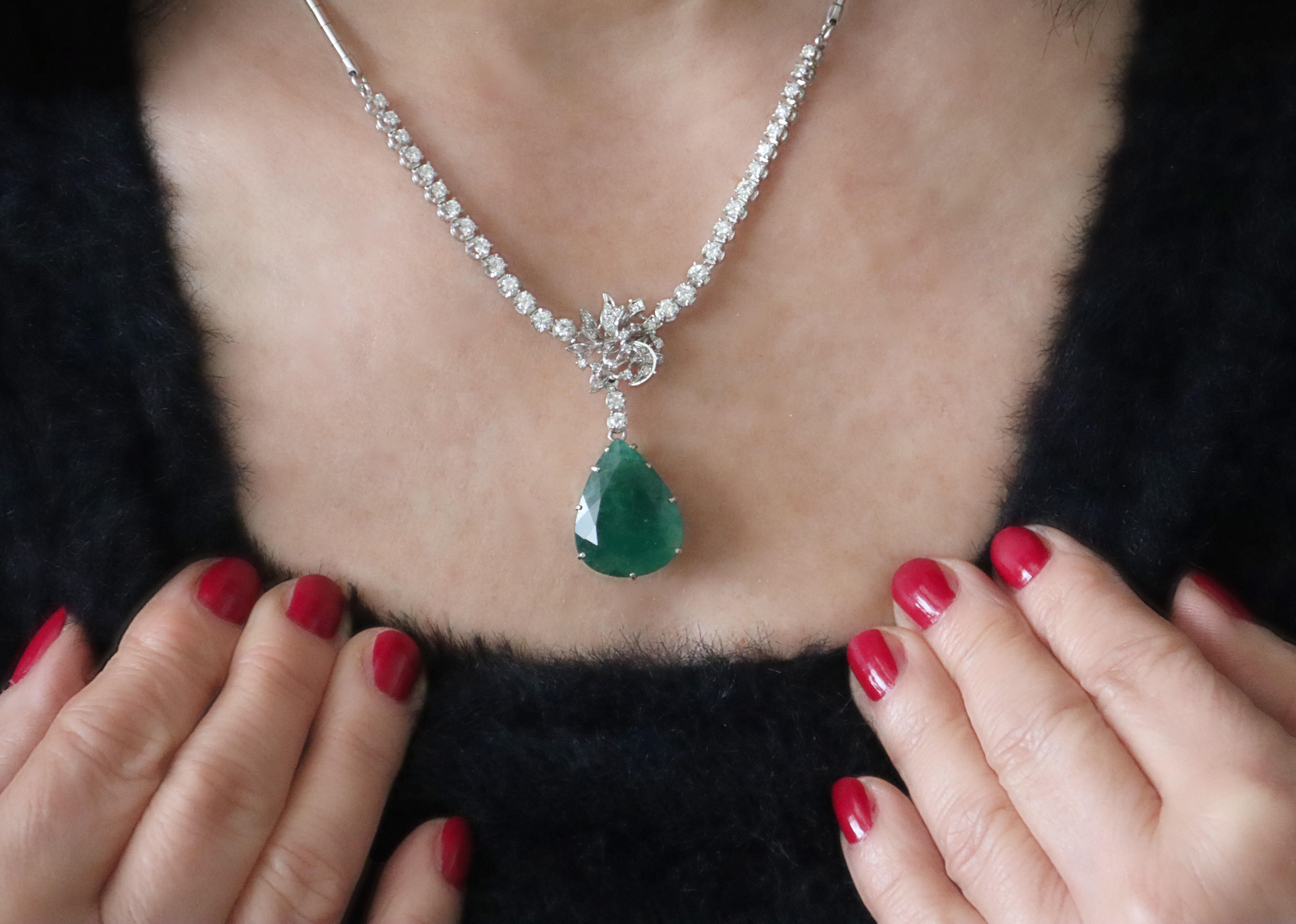 Collana a goccia con diamanti smeraldo in oro bianco 18 carati in vendita 8