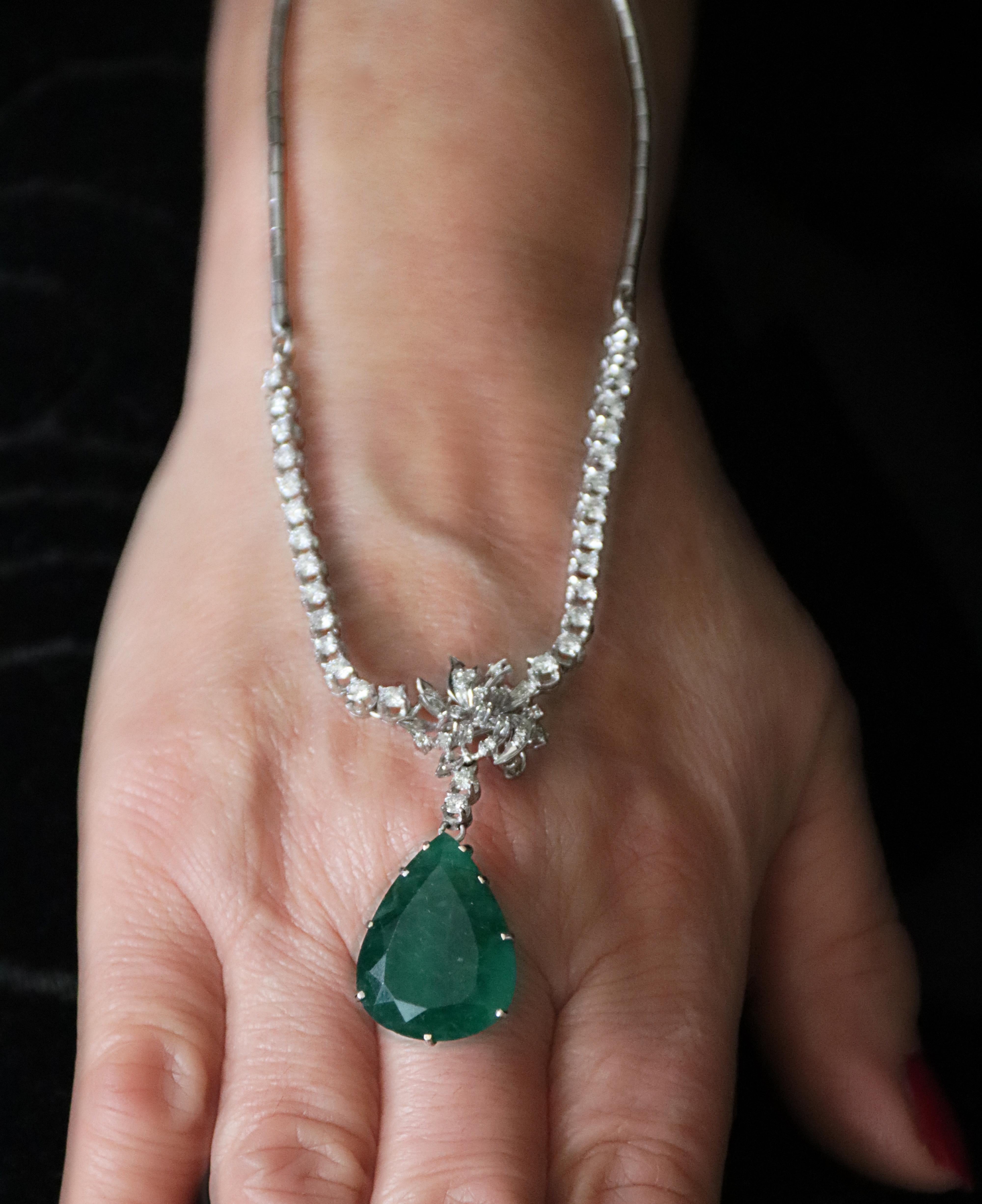 Collana a goccia con diamanti smeraldo in oro bianco 18 carati in vendita 9
