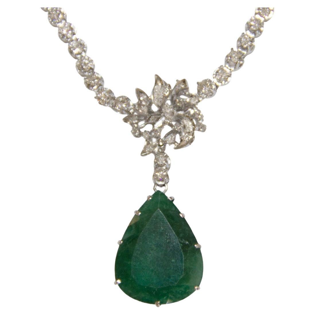 Capolavoro di eleganza Art Nouveau, questa collana in oro bianco 18 kt esemplifica l'armonia e la raffinatezza dello stile Liberty. Progettata con un'attenzione meticolosa ai dettagli, questa collana presenta una delicata ma resistente catena a coda