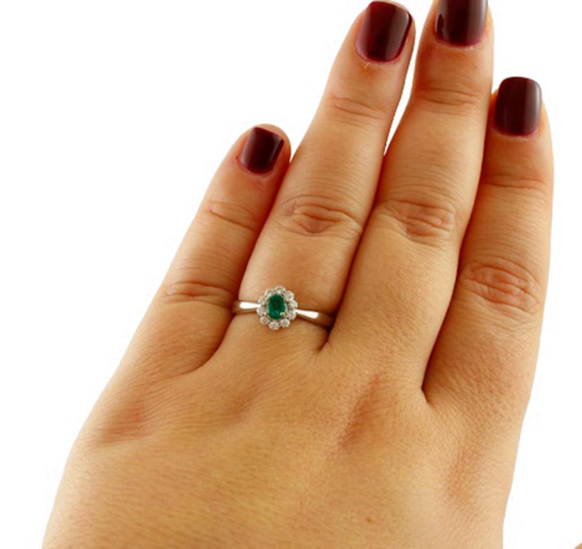 Emerald, Diamonds, 18 Karat White Gold Flower Ring In Good Condition For Sale In Marcianise, Marcianise (CE)