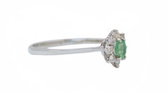 Esmeralda, Diamantes, Anillo Moderno de Oro Blanco de 18 Kilates.