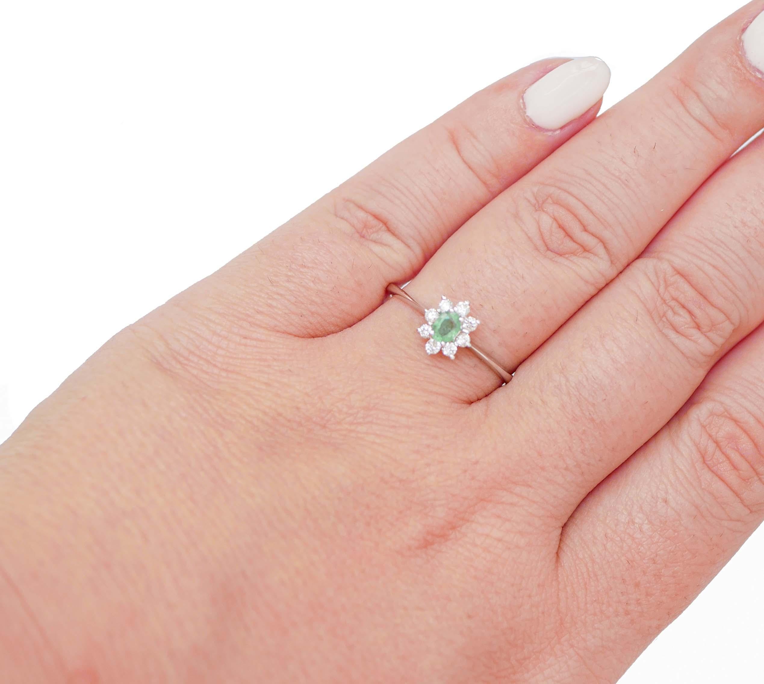 Women's Emerald, Diamonds, 18 Karat White Gold Modern Ring. For Sale