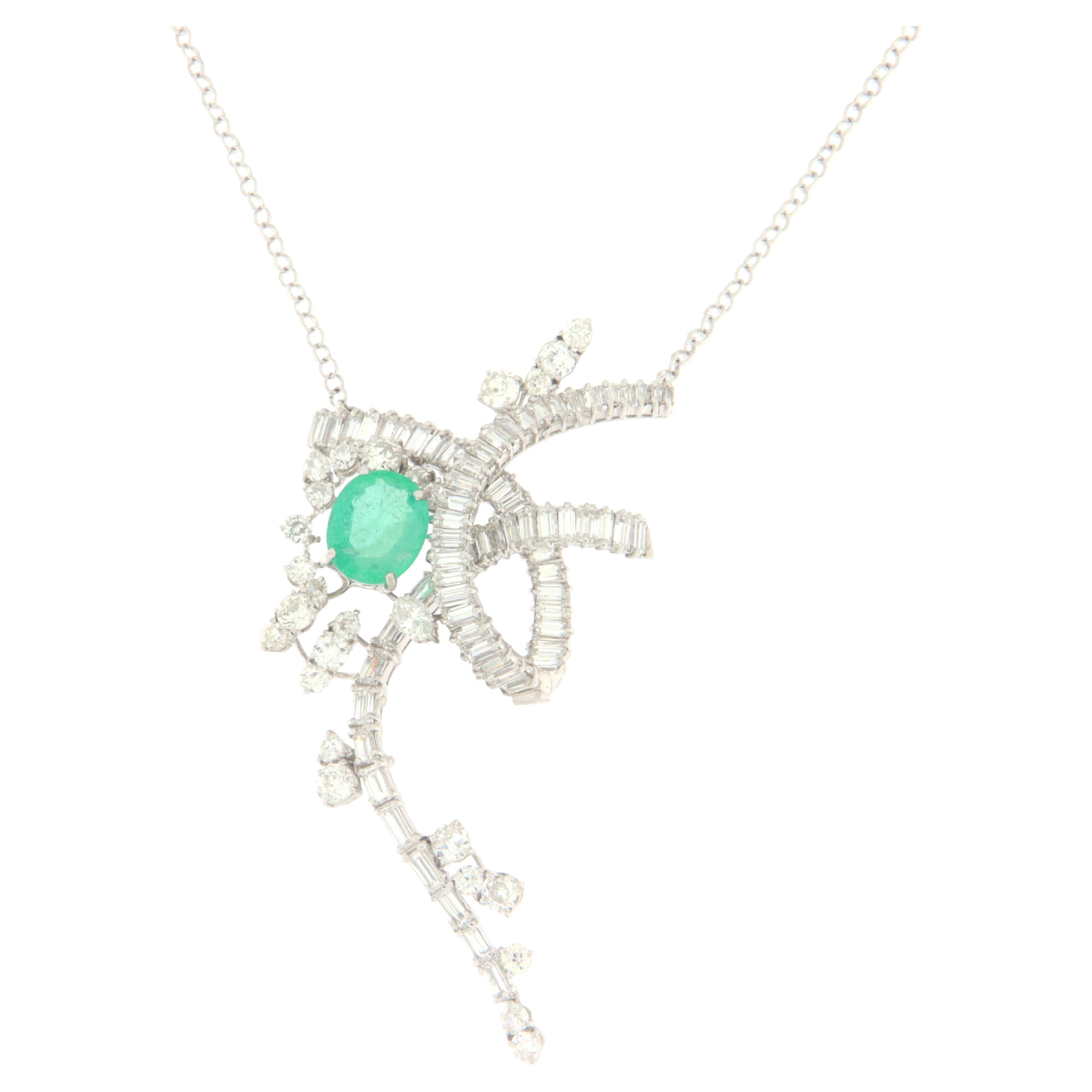 Collier pendentif en or blanc 18 carats avec émeraudes et diamants