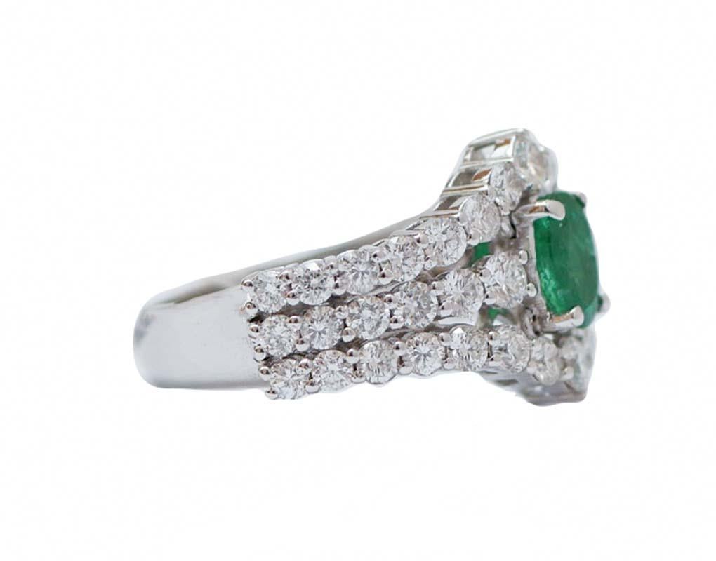 Elegante anillo en estructura de oro blanco de 18 kt montado con una esmeralda central rodeada, lateralmente, por diamantes.
Diamantes 2,05 ct
Esmeralda 0,74 ct
Peso total 6.80 gr
RF   G   CUIF
RK.GURF92
Italiano Talla 15
Talla Usa  7.17
Francés