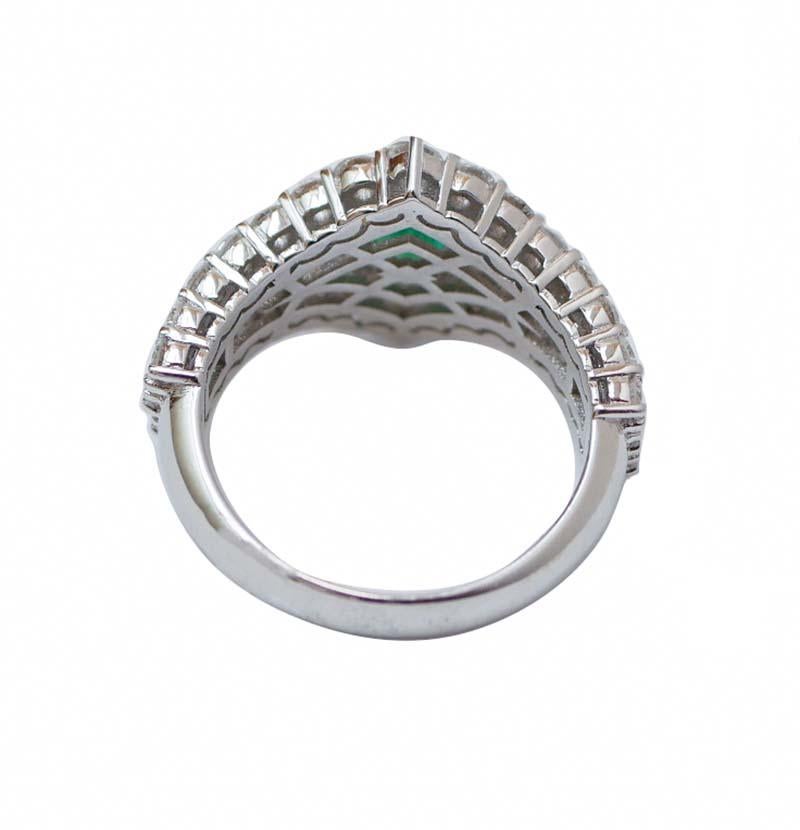 Esmeralda, Diamantes, Anillo de Oro Blanco de 18 Kilates. Moderno en venta