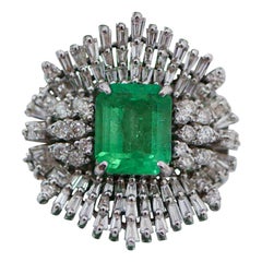 Émeraude, diamants, bague en or blanc 18 carats.