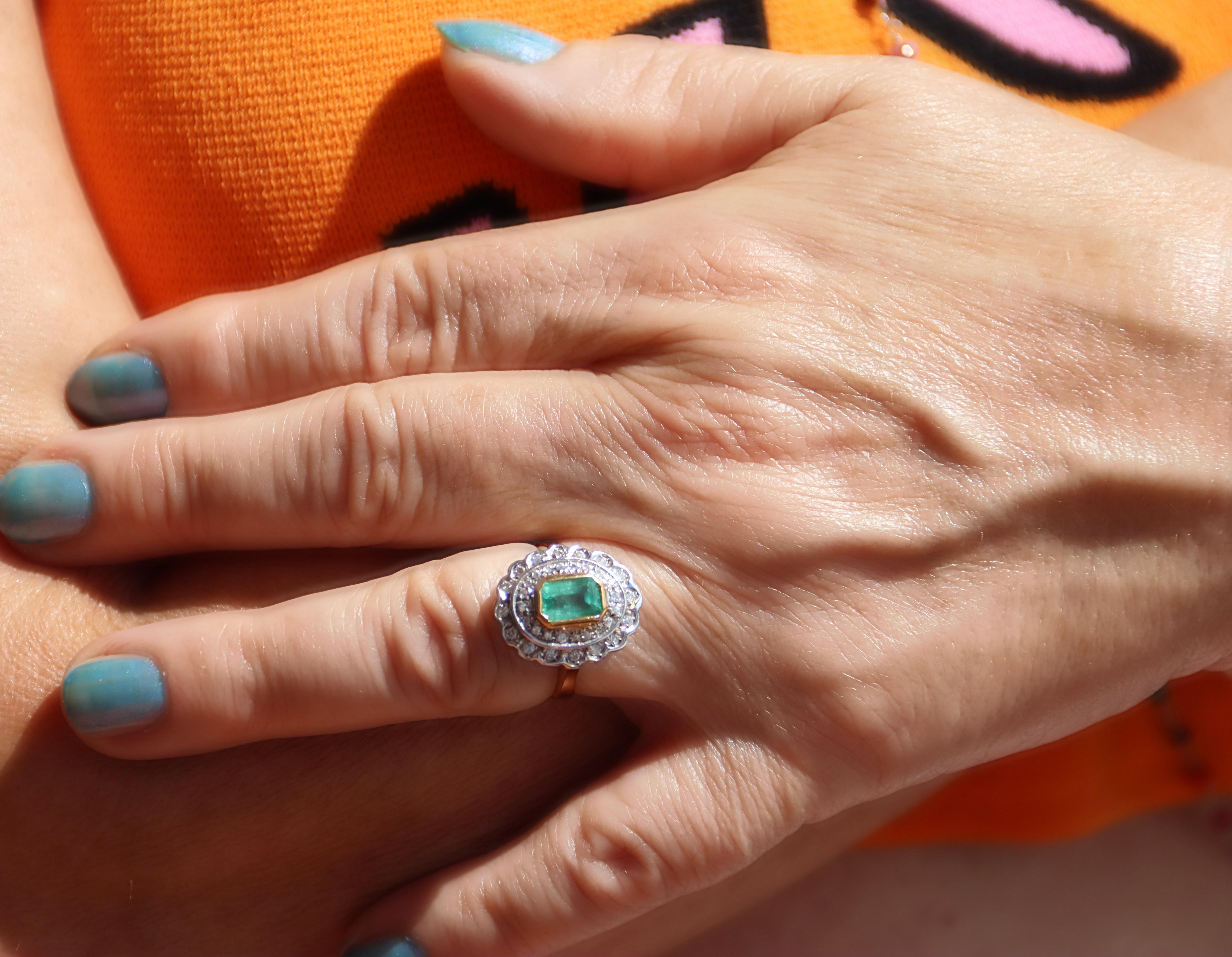 Bague de cocktail en or jaune et blanc 18 carats avec diamants émeraudes en vente 4