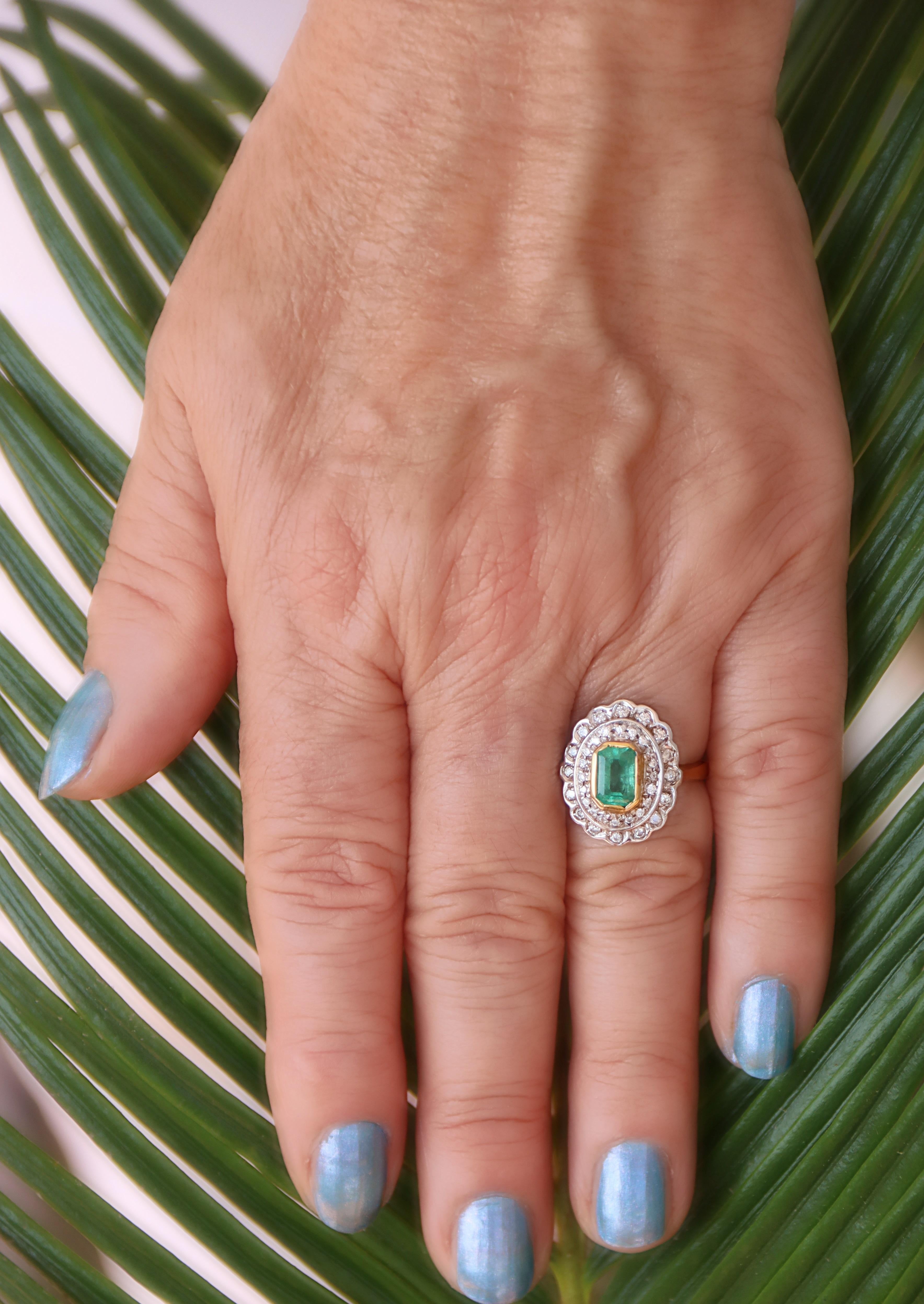 Bague de cocktail en or jaune et blanc 18 carats avec diamants émeraudes en vente 5