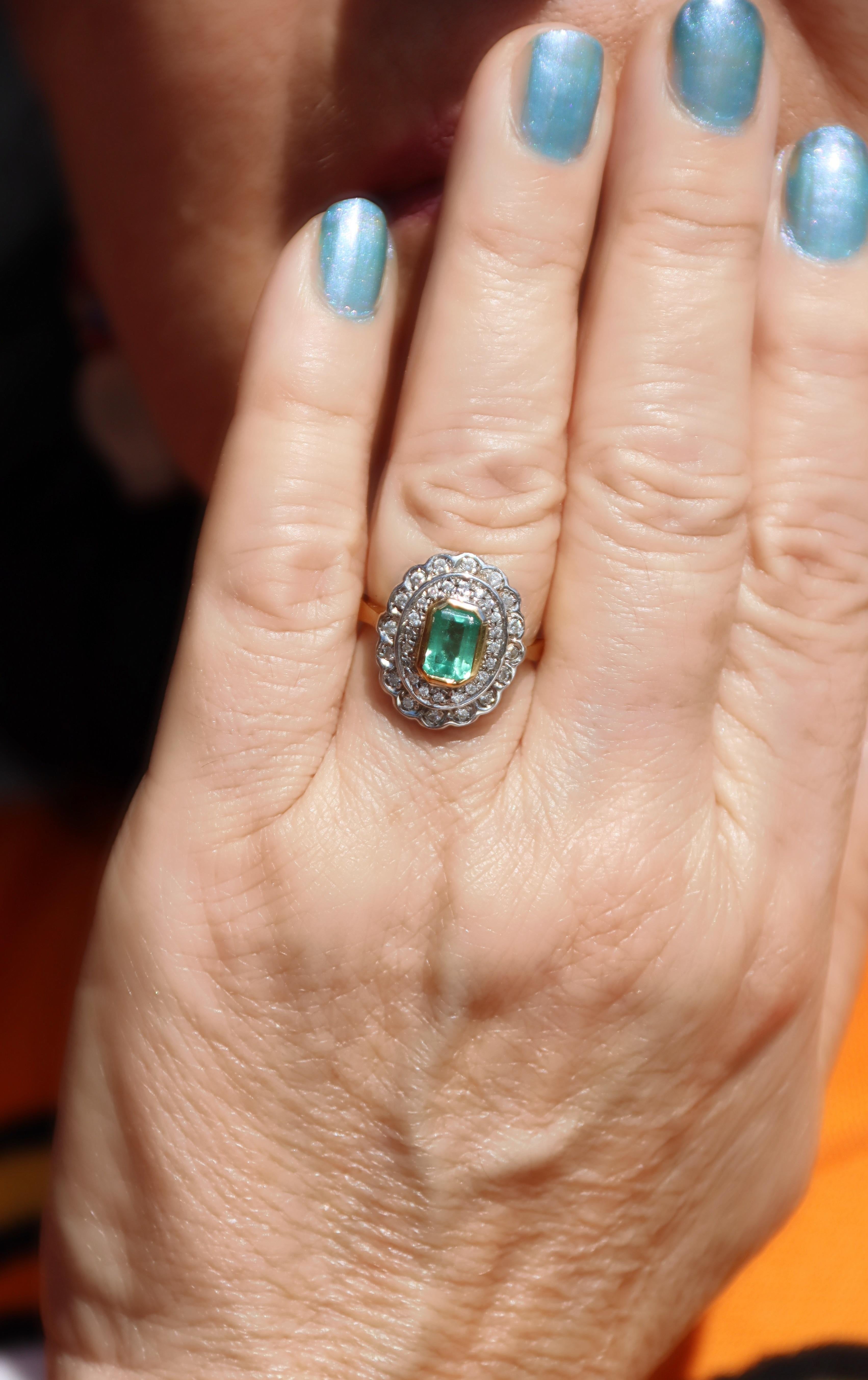 Bague de cocktail en or jaune et blanc 18 carats avec diamants émeraudes en vente 6