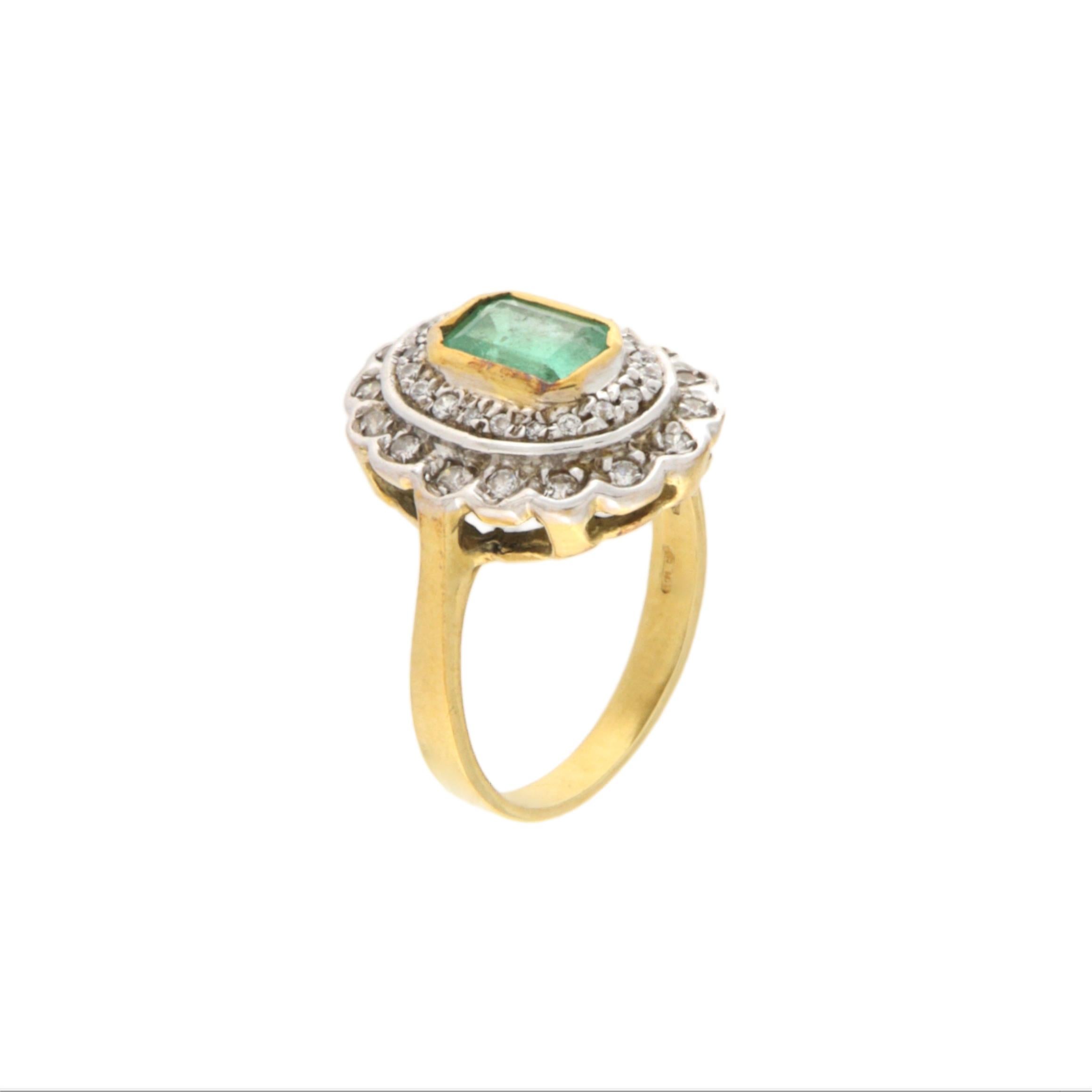 Anello da cocktail con diamanti smeraldo in oro giallo e bianco 18 carati In condizioni Nuovo in vendita a Marcianise, IT