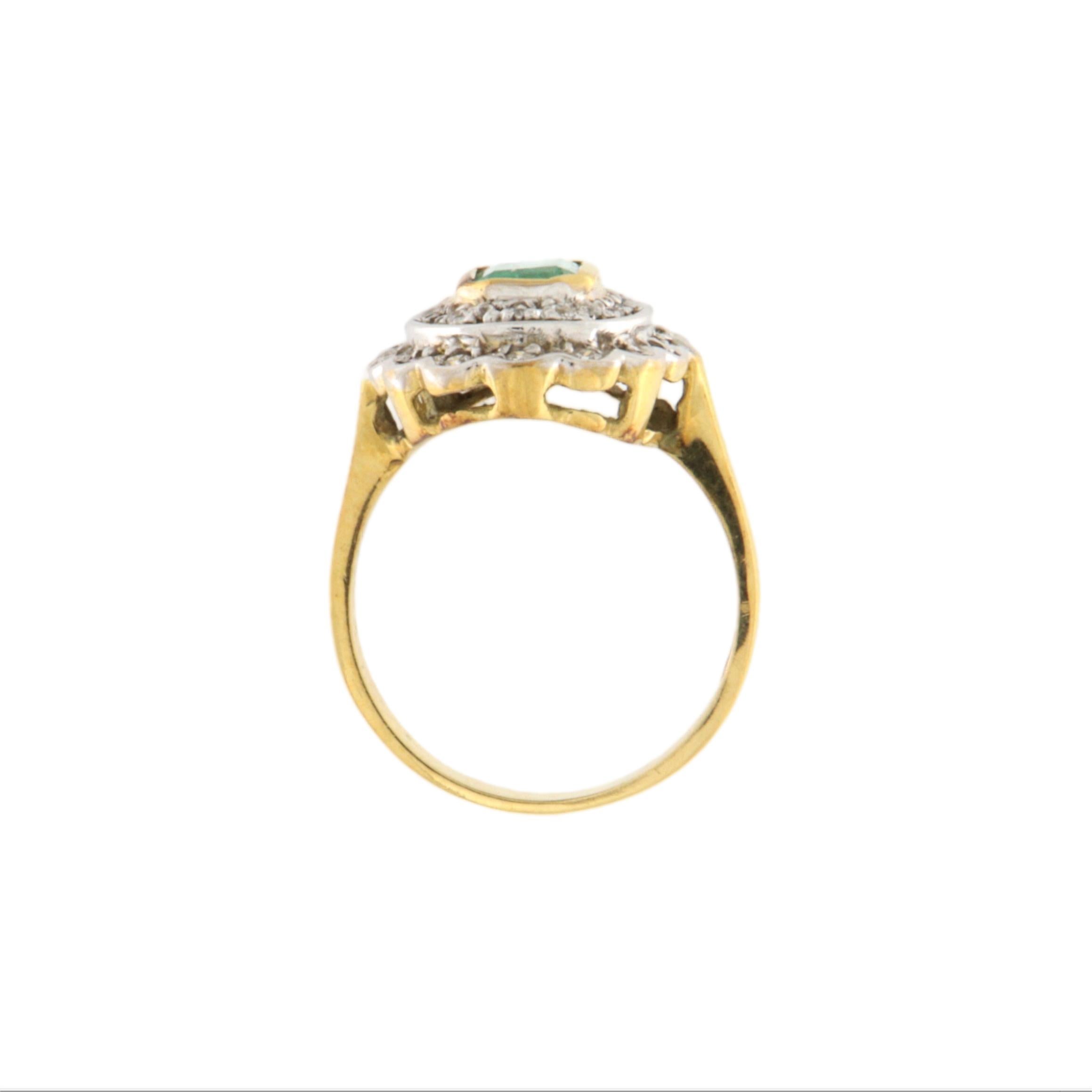 Donna Anello da cocktail con diamanti smeraldo in oro giallo e bianco 18 carati in vendita
