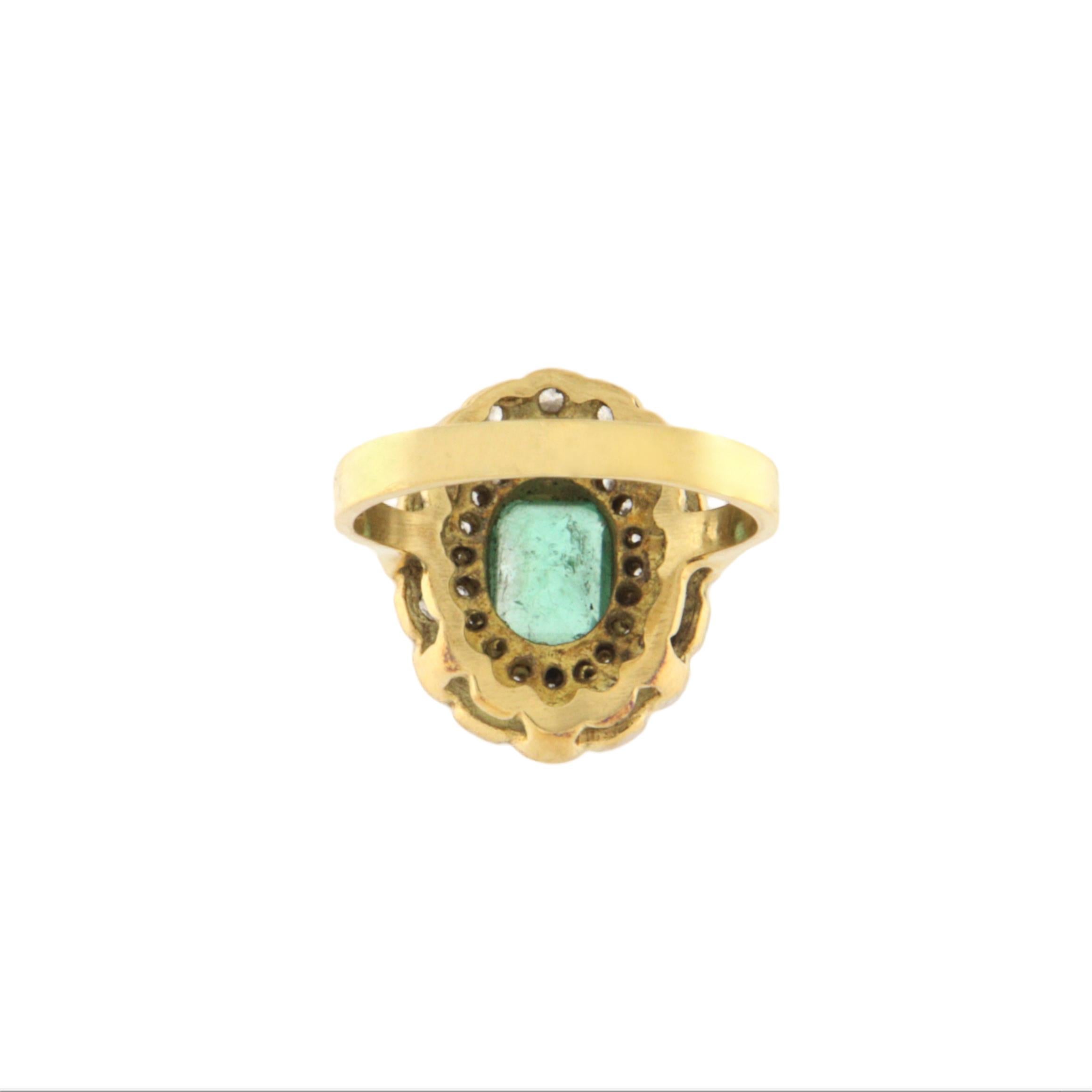 Anello da cocktail con diamanti smeraldo in oro giallo e bianco 18 carati in vendita 1