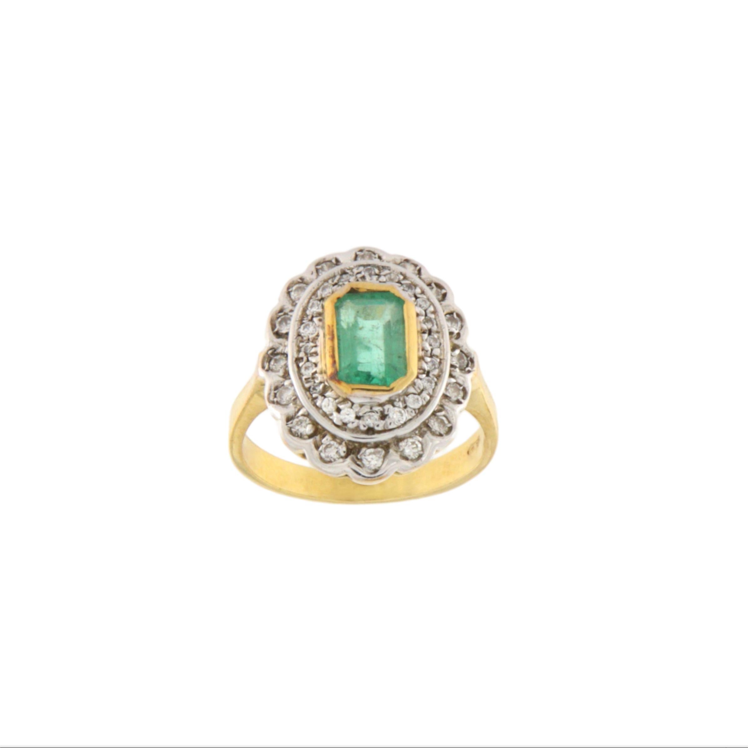 Anello da cocktail con diamanti smeraldo in oro giallo e bianco 18 carati in vendita 2