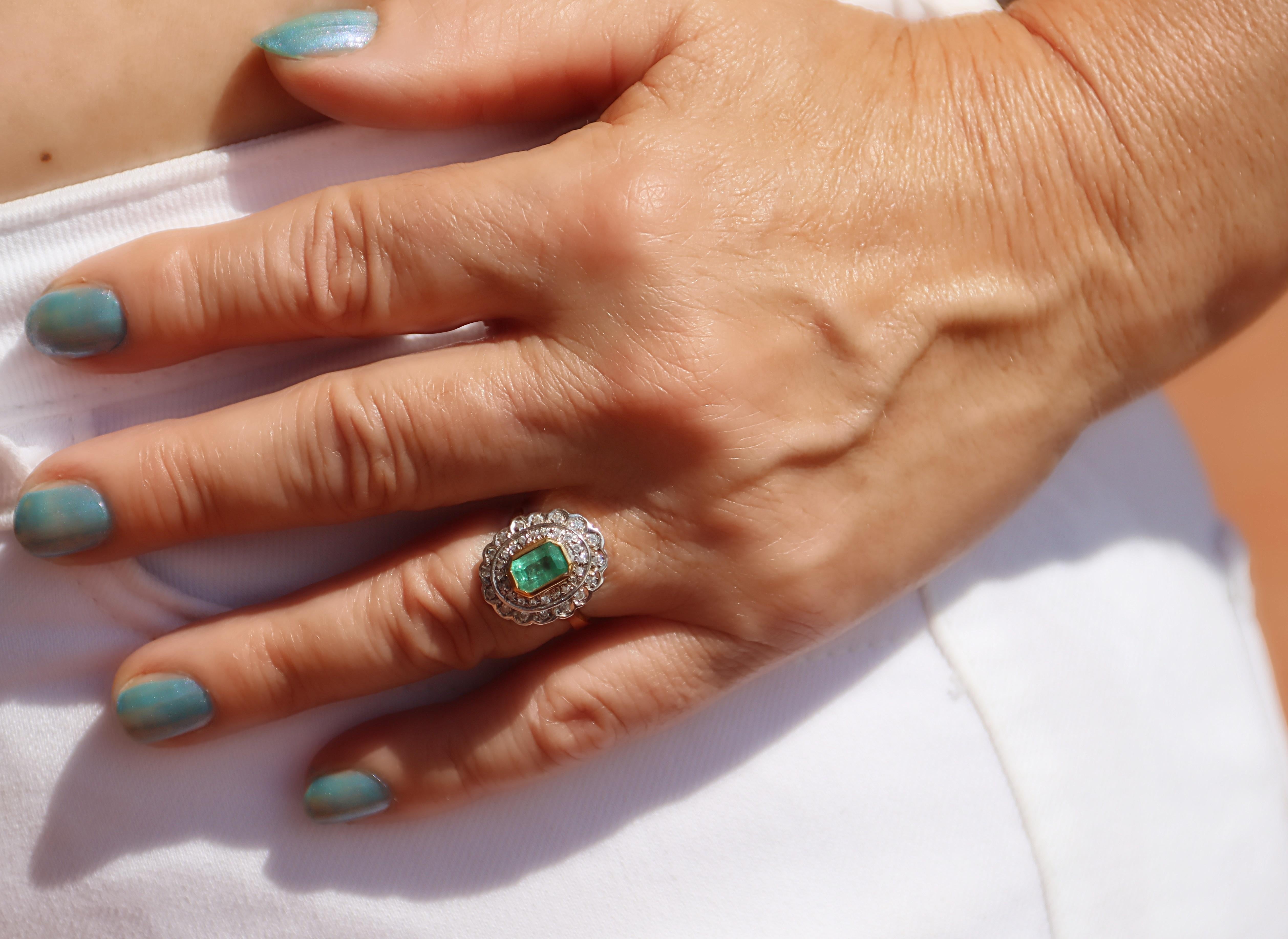 Bague de cocktail en or jaune et blanc 18 carats avec diamants émeraudes en vente 3