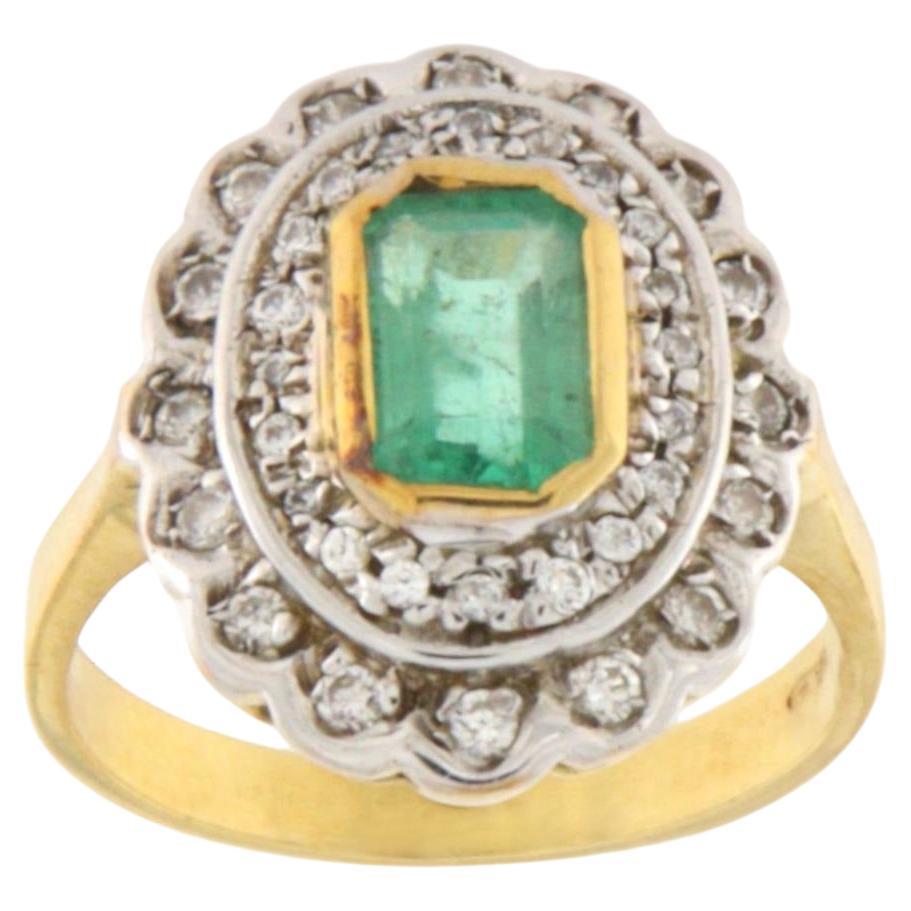 Anello da cocktail con diamanti smeraldo in oro giallo e bianco 18 carati