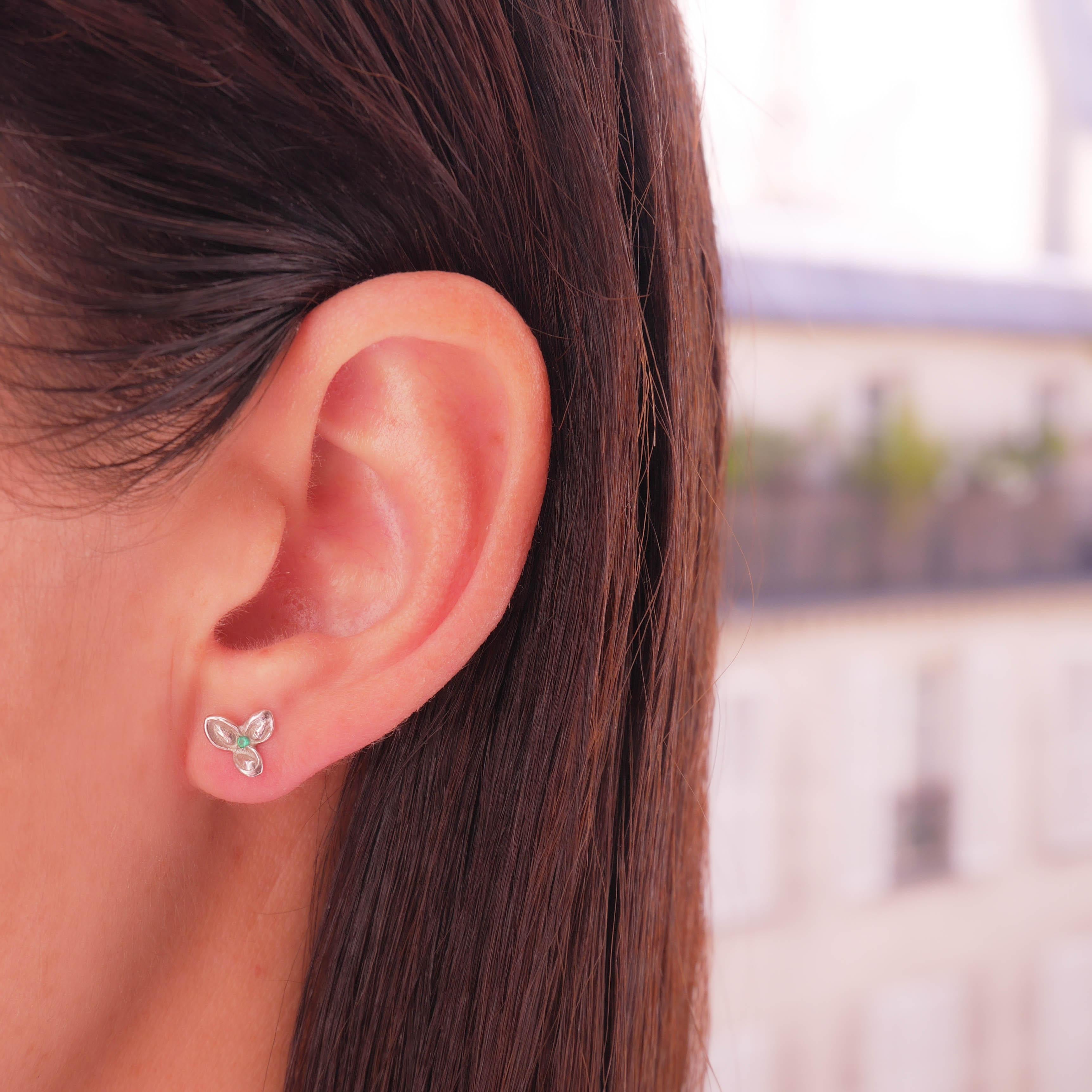 Contemporary 18 Karat White Gold Emerald White Diamond and Pink Sapphire Flower Stud Earrings For Sale