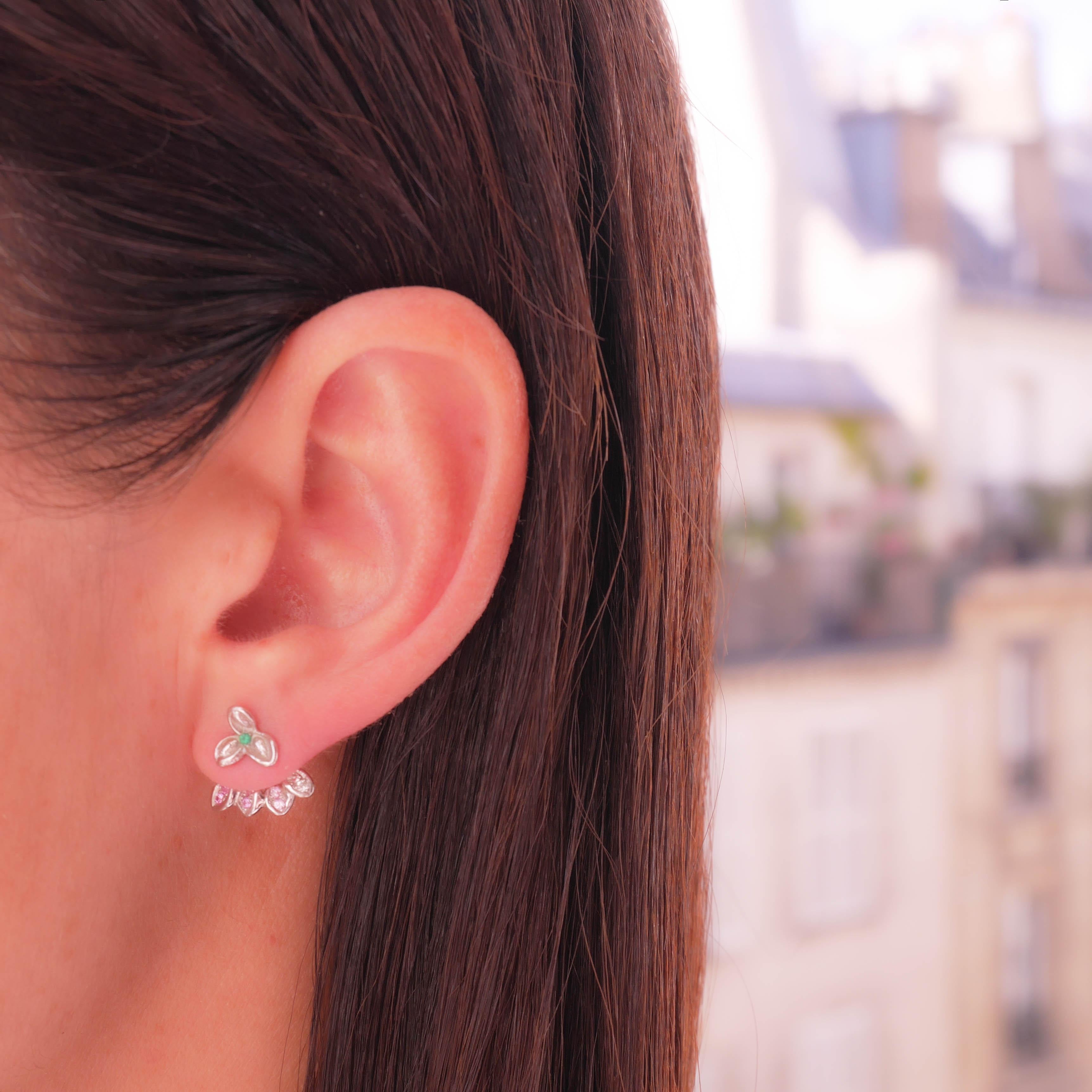 18 Karat White Gold Emerald White Diamond and Pink Sapphire Flower Stud Earrings In New Condition For Sale In Paris, FR