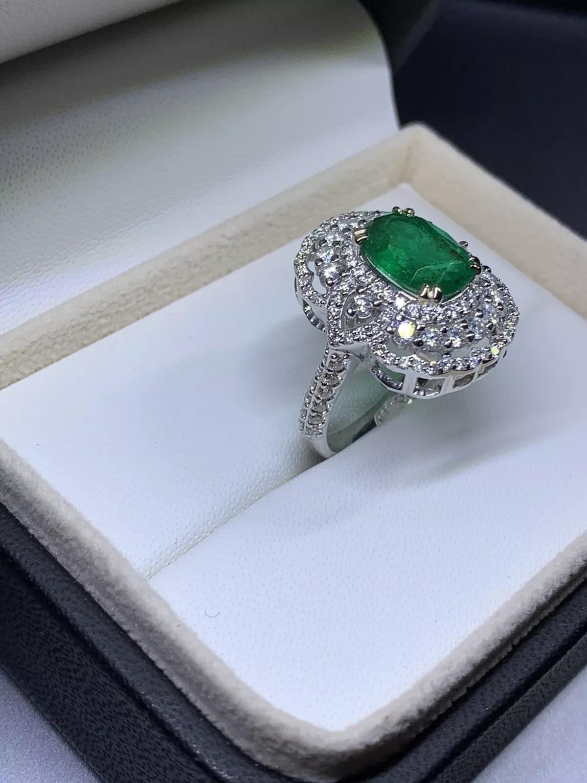 Anello di fidanzamento certificato con diamanti smeraldo 4,10ct in oro bianco 18ct.

Splendido anello di fidanzamento con smeraldo verde di forma ovale e diamante aureolato in oro bianco 18 carati.

Smeraldo verde dello Zambia di colore intenso e