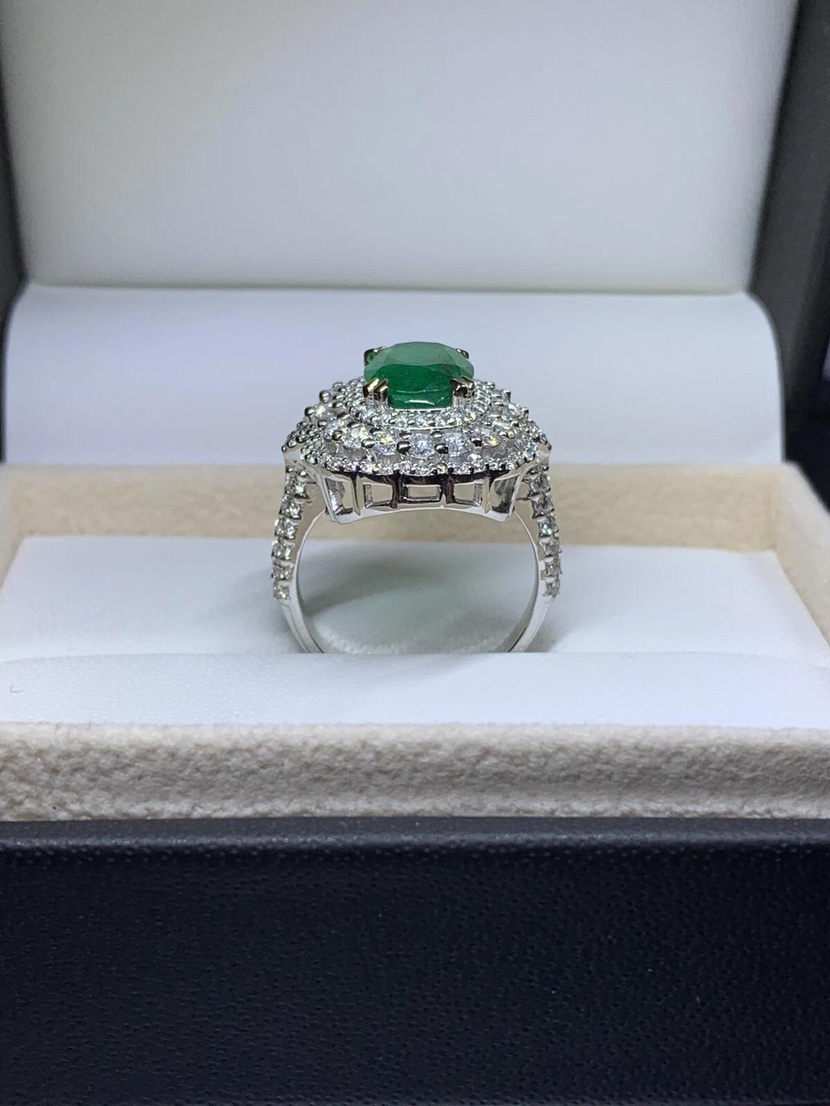 Anello di fidanzamento con diamanti smeraldo certificati in oro bianco 18ct. in vendita 1